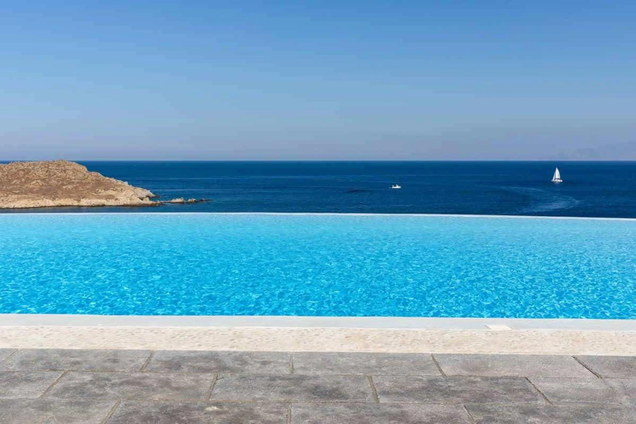 Luminous Seaview Villa with Invigorating Pool — photograph 3