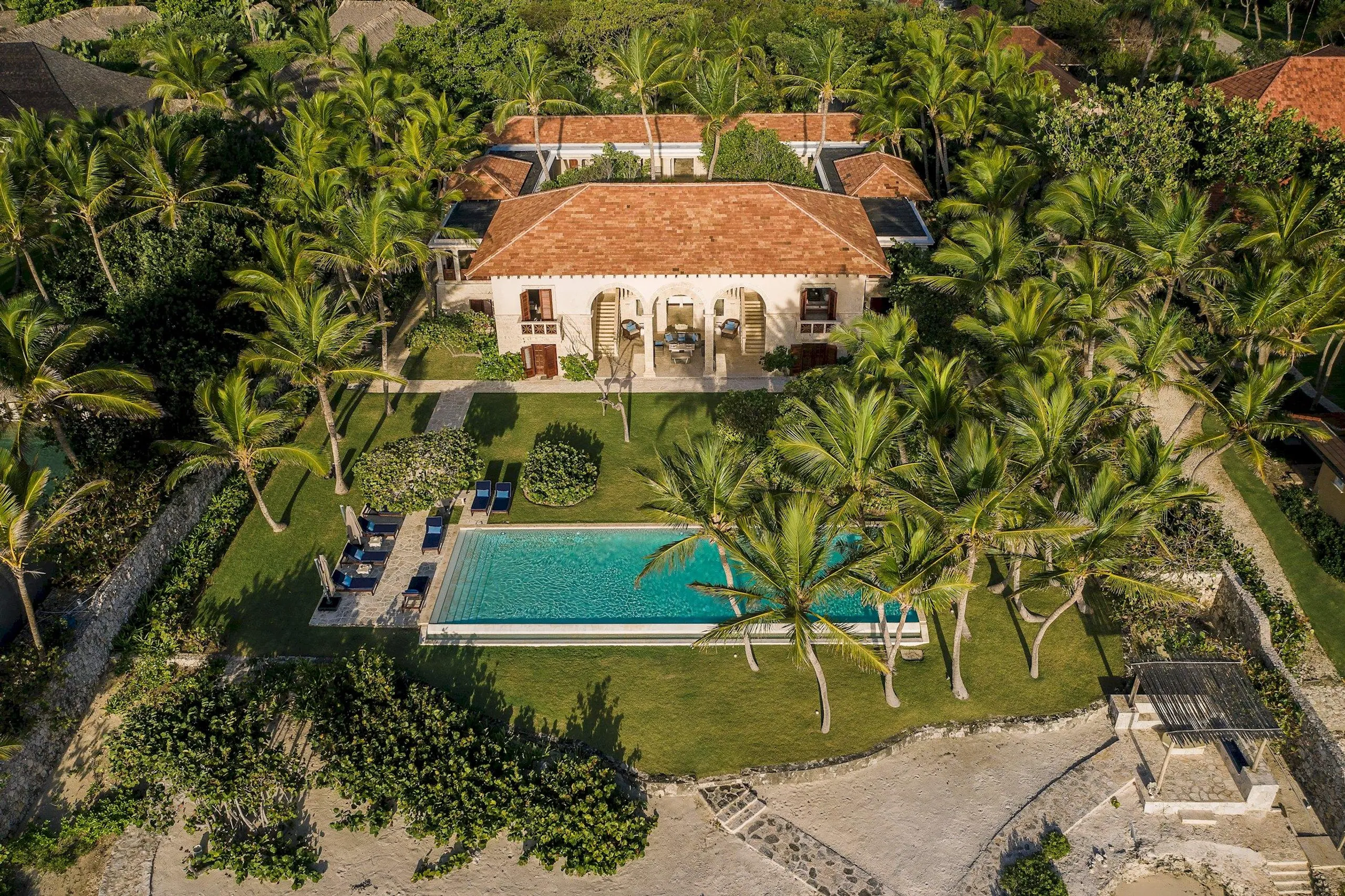Colonial Heritage Villa with Private Pool and Sea Views — photograph 2