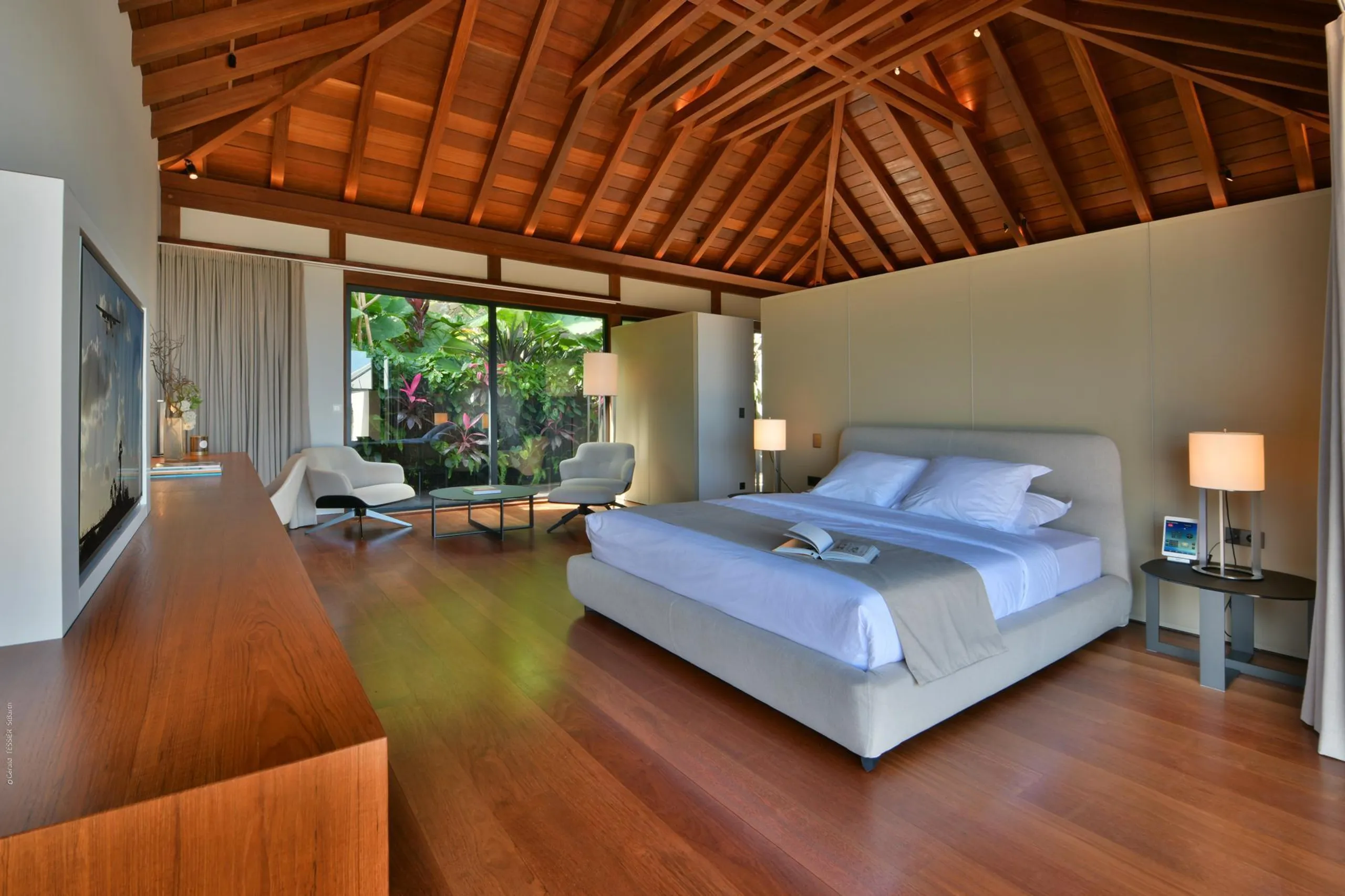 Expansive Eco- Estate with Private Pool and Movie Theater — photograph 8