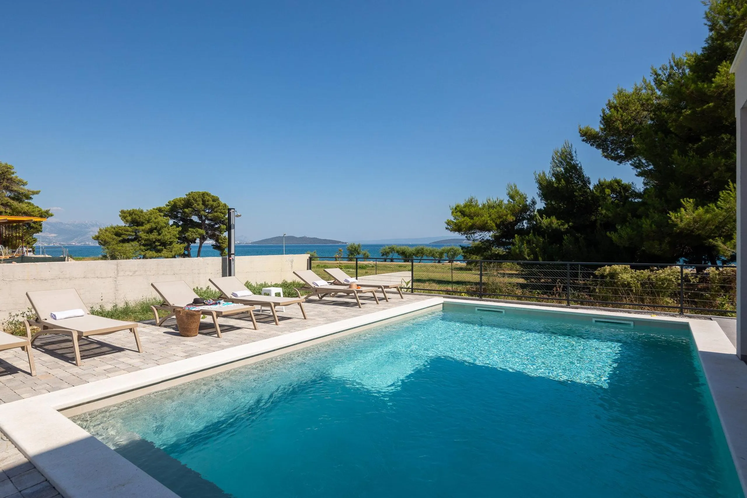 Refined Villa with Private Pool near Trogir's Historic Old Town — photograph 3