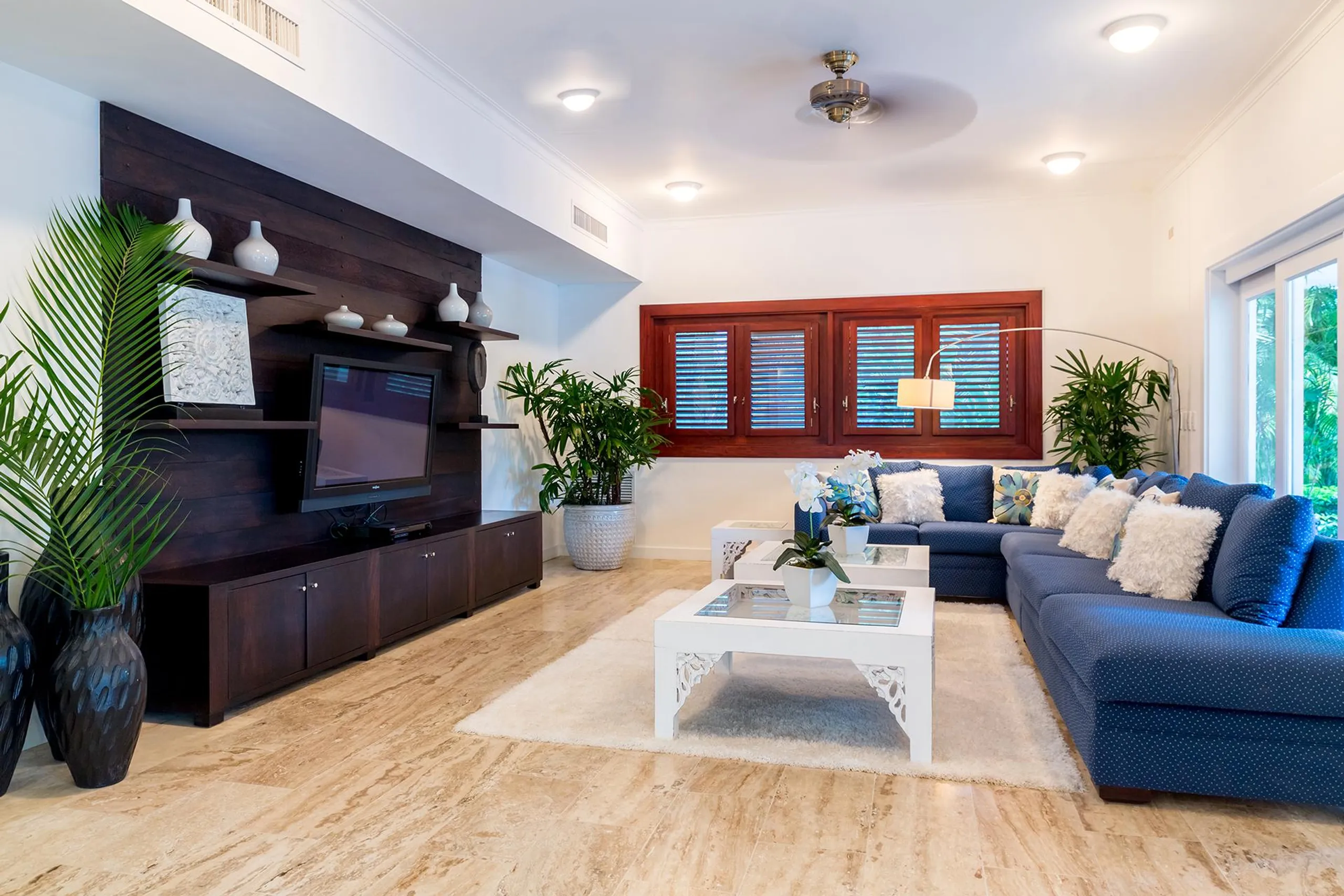 Contemporary Caribbean Retreat with Lush Gardens and Golf Course Views — photograph 9