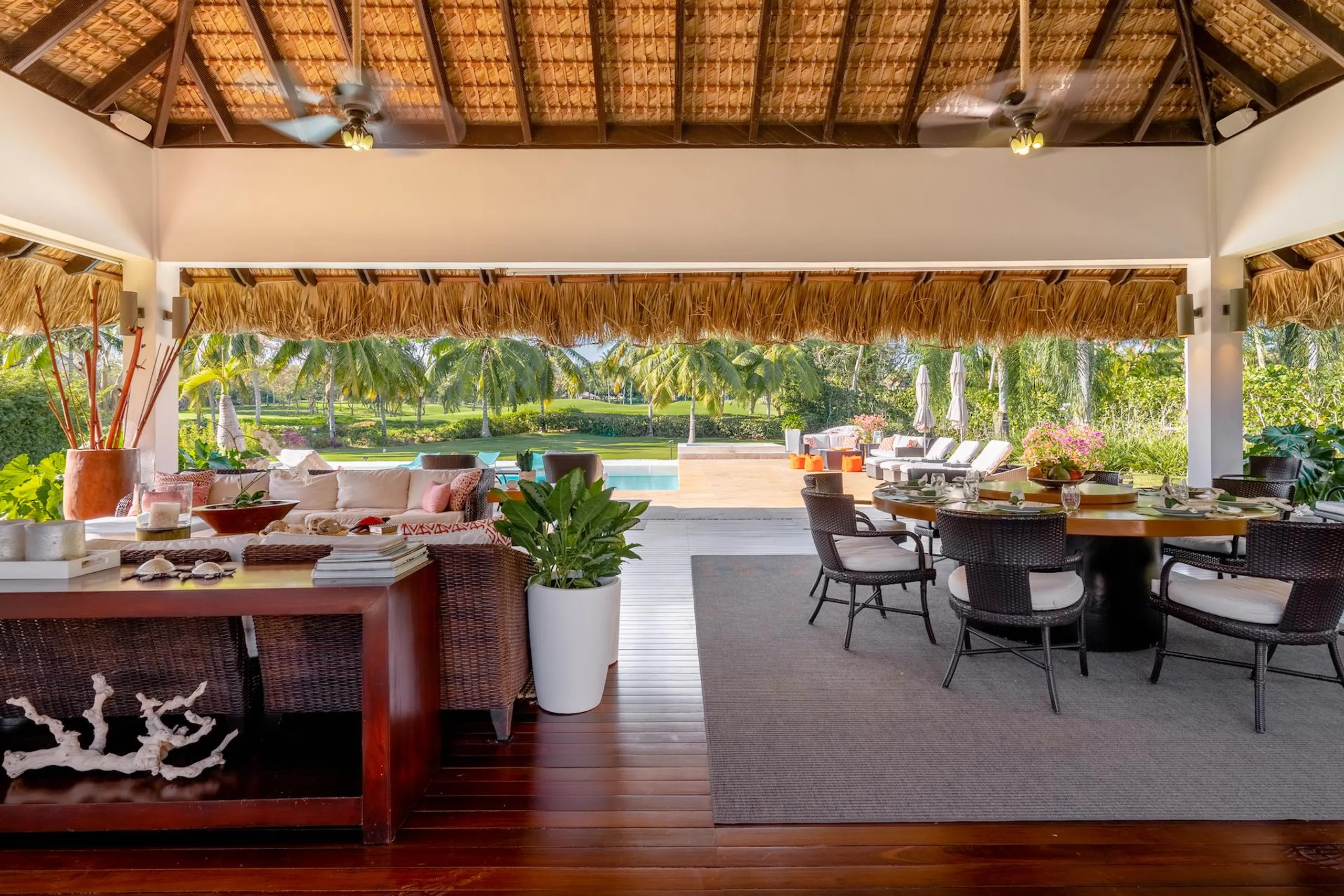 Deluxe Paradise in Minitas Beach with Private Pool and Heated Jacuzzi — photograph 8