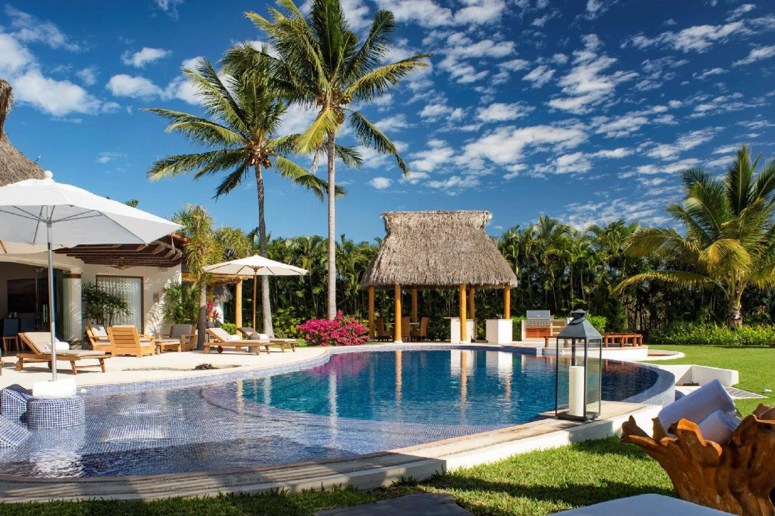 Magnificent Fully Staffed Luxury Beachfront Punta Mita Estate with Infinity Pool and Ocean Views — photograph 9