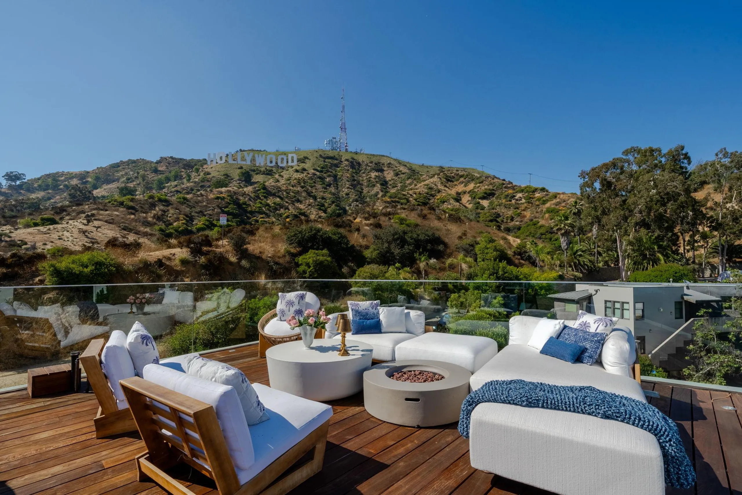 Exceptional Hollywood Hills Villa with Breathtaking Views of Los Angeles — photograph 8