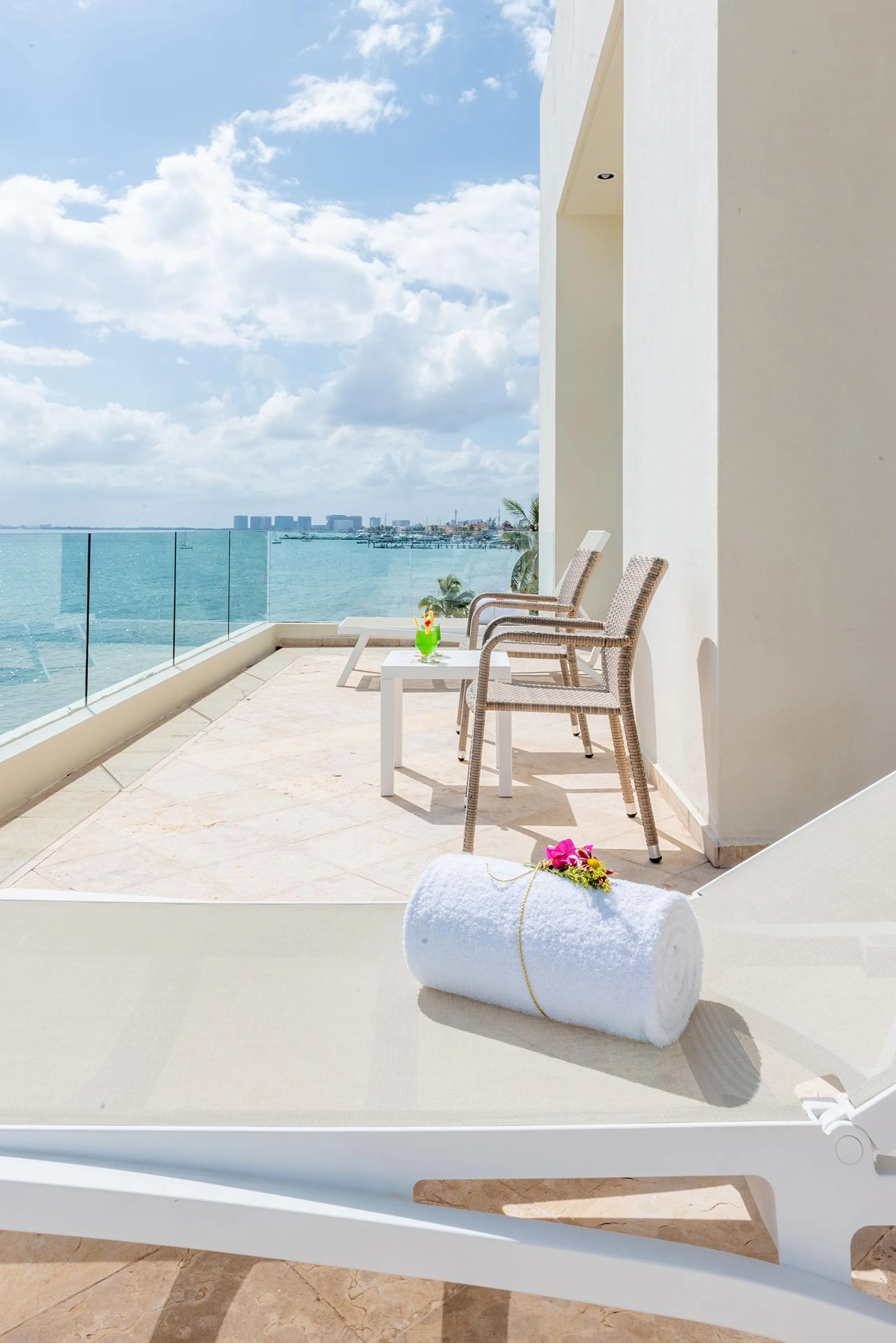 Pristine Facade Oasis with Ocean-Facing Pool — photograph 11