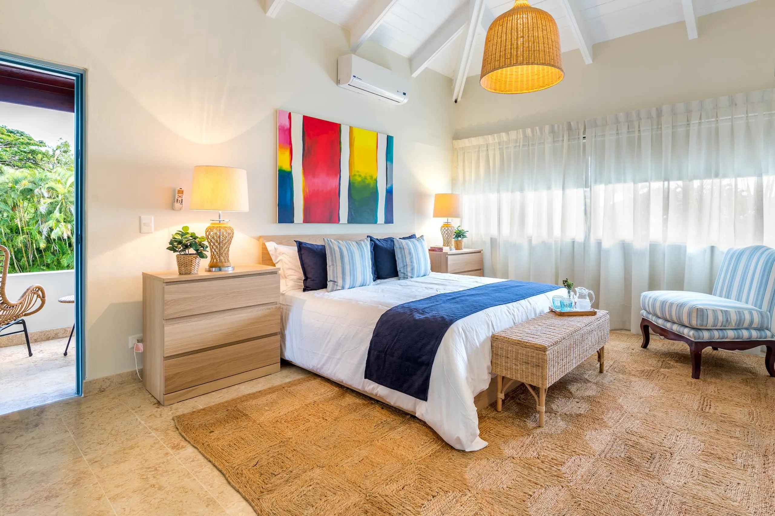 Refined Modern Villa with Swimming Pool and Minitas Beach Nearby — photograph 12