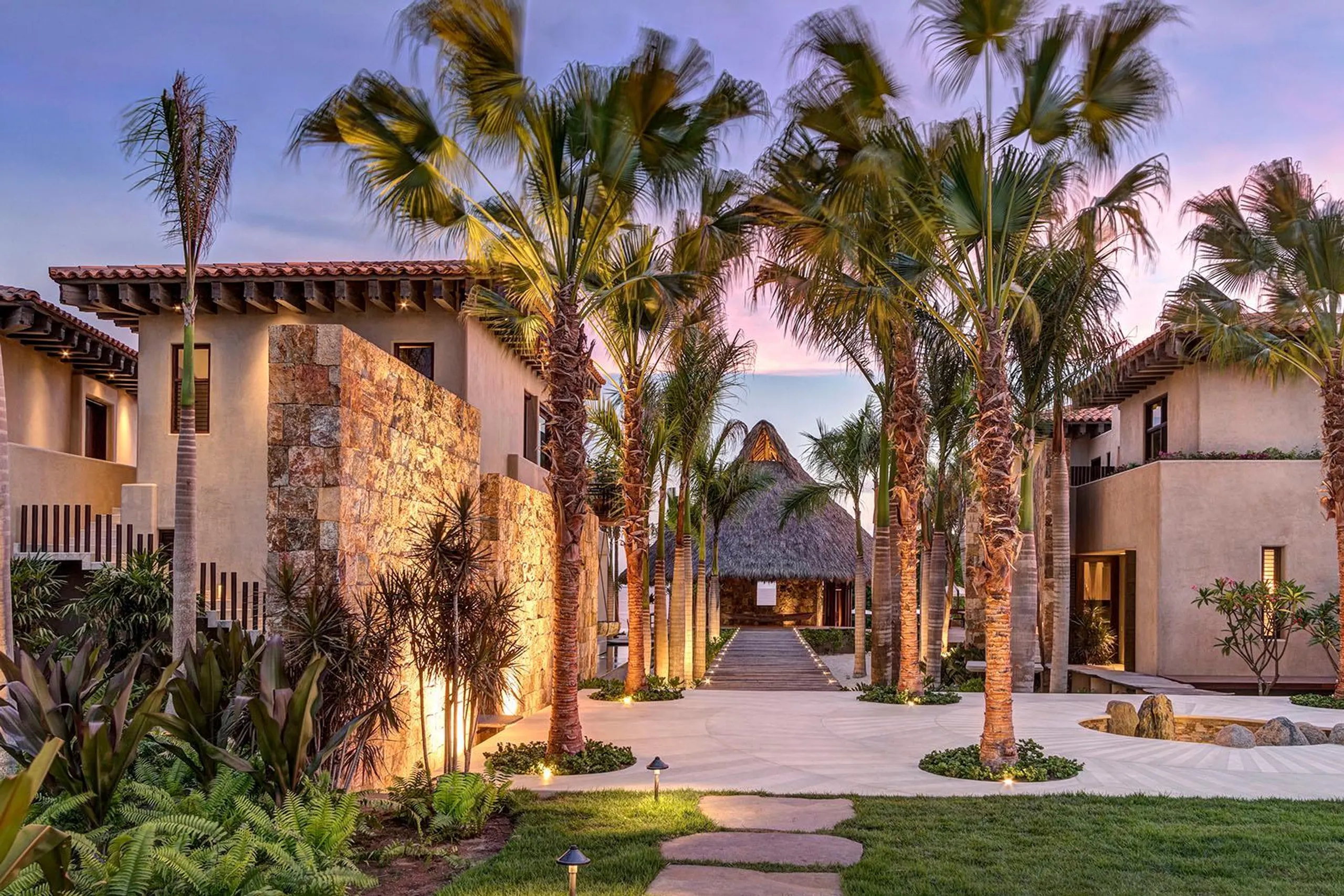 La Punta Grand Beachfront Estate with Infinity Pool and Endless Ocean Views — photograph 3
