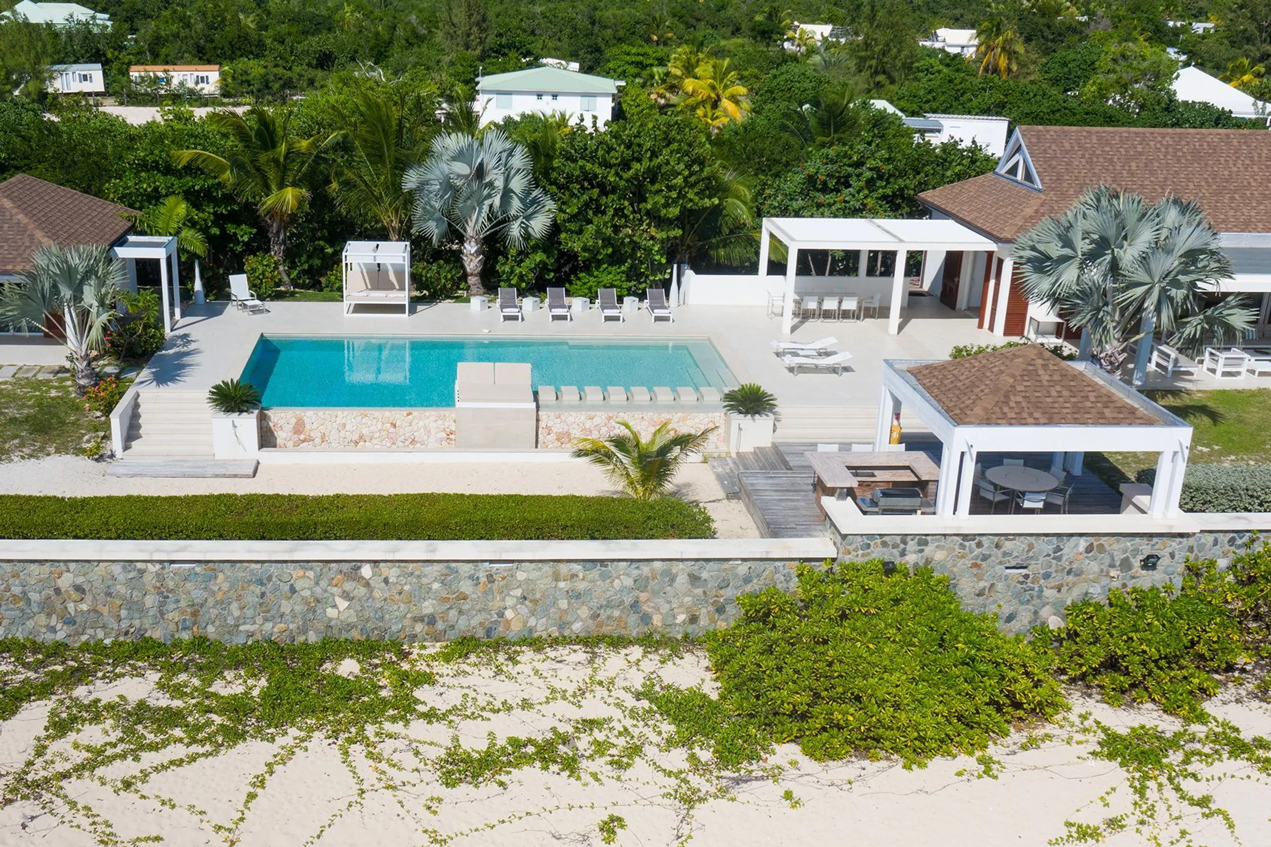 Chic Beachfront Contemporary Styled Villa with Private Pool — photograph 3