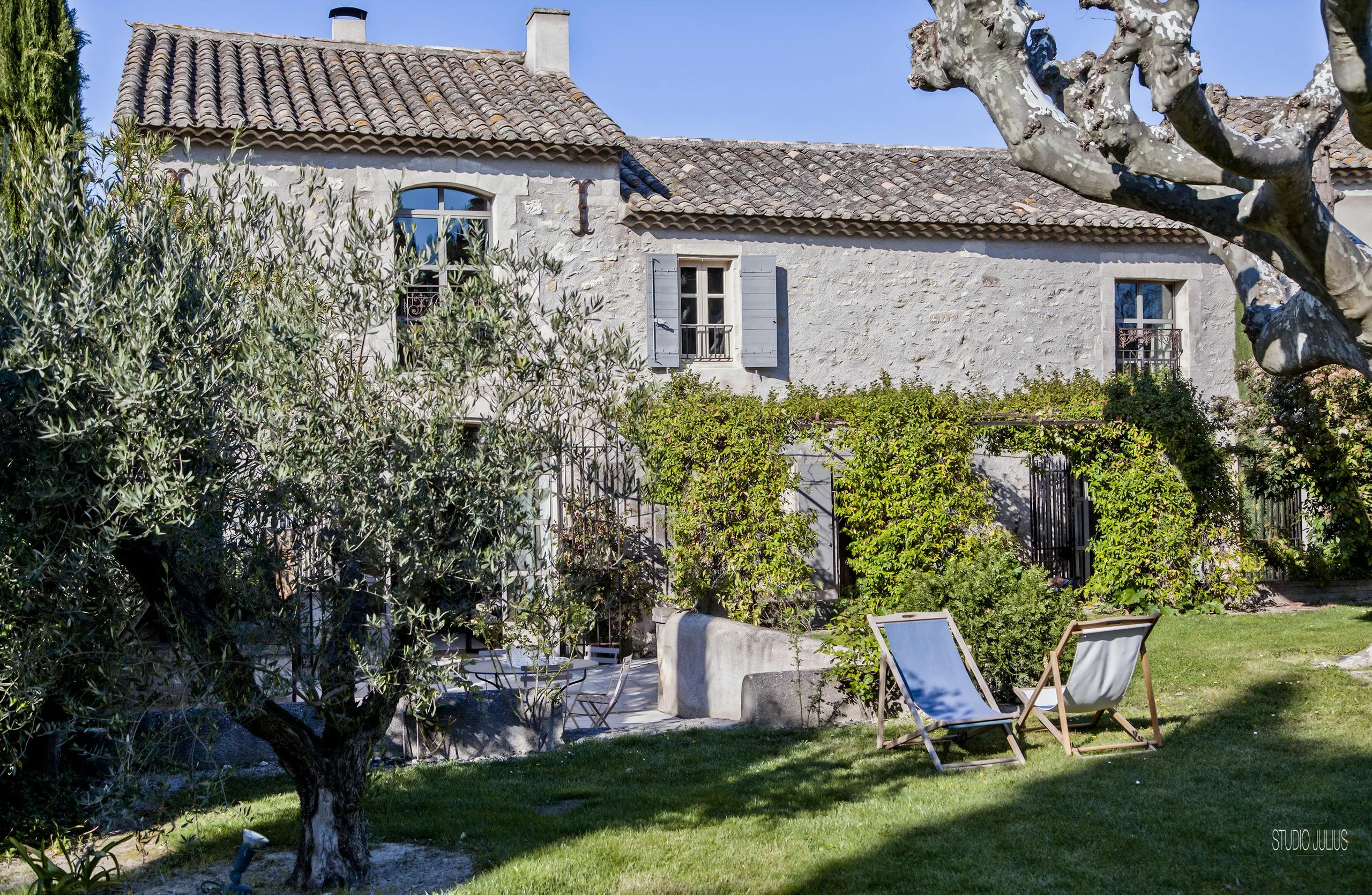 Charming Provencal Retreat with Serene Gardens and Historic Elegance in Saint Remy de Provence — photograph 7