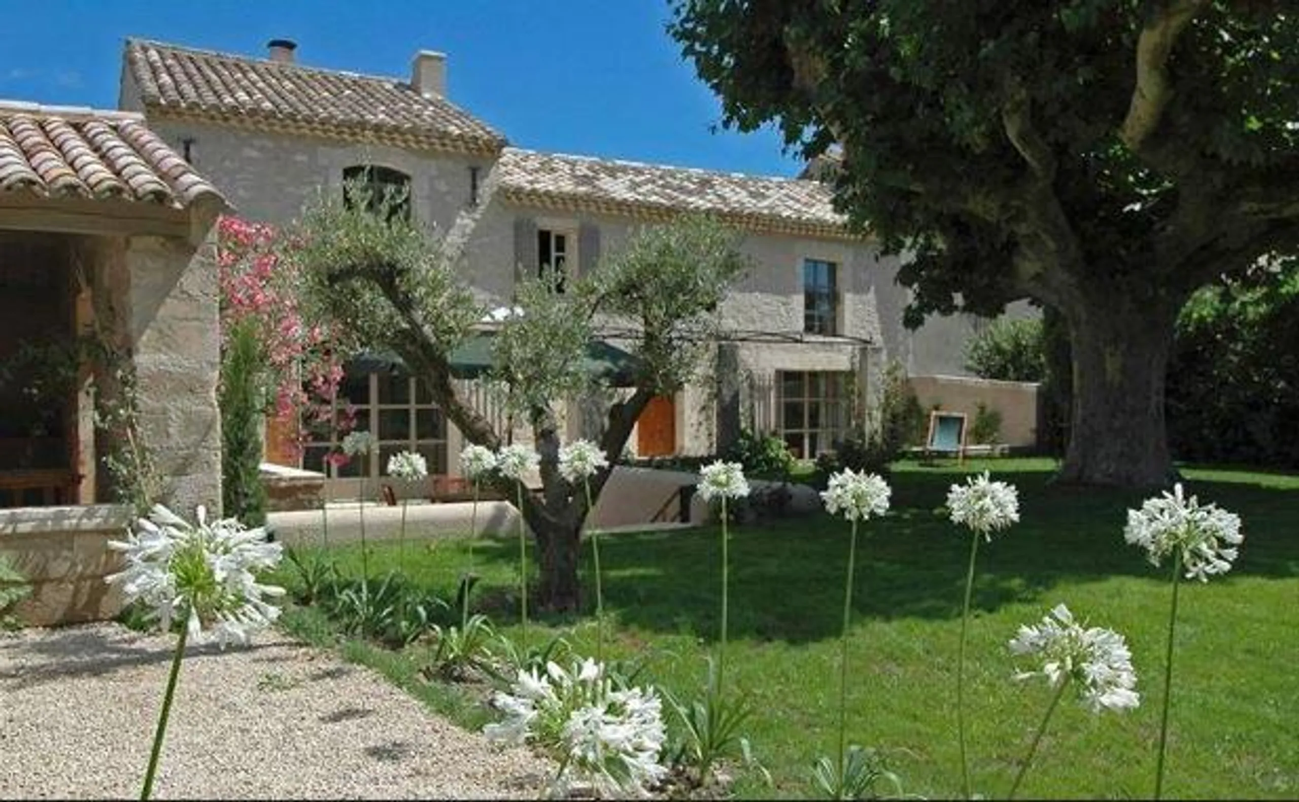 Charming Provencal Retreat with Serene Gardens and Historic Elegance in Saint Remy de Provence — photograph 10