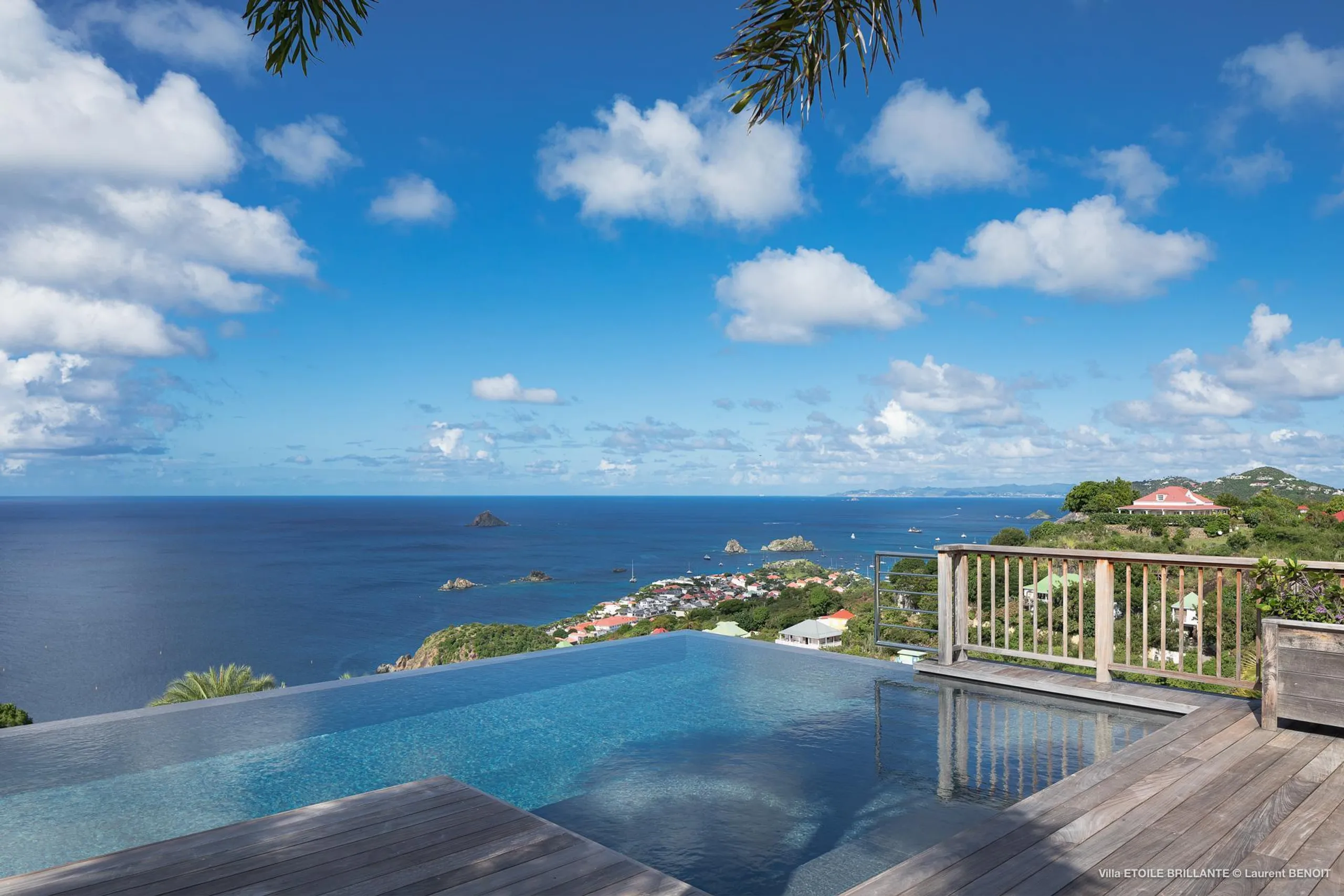 Chic Seaview Villa with Infinity Pool and Jacuzzi — photograph 2
