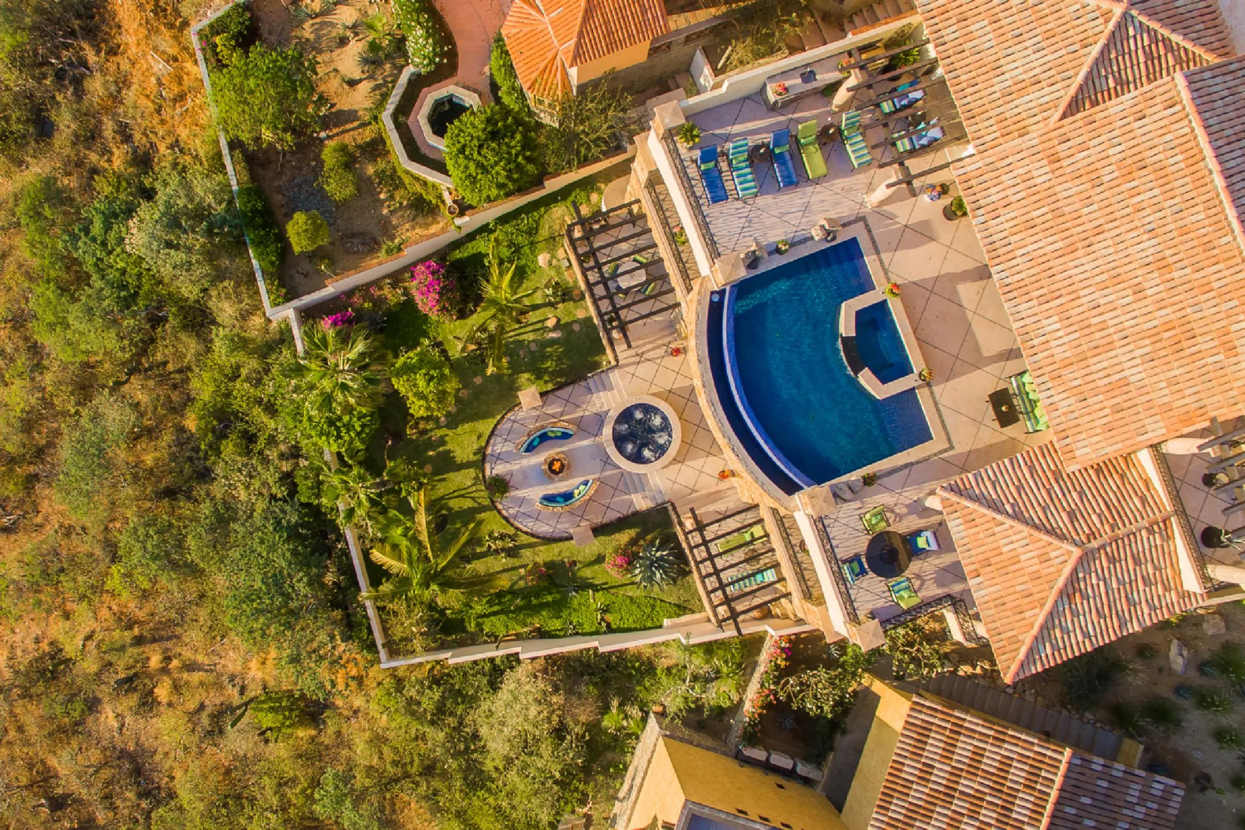 Mexican Colonial Los Cabos Estate with Infinity Pool and Ocean Views — photograph 4