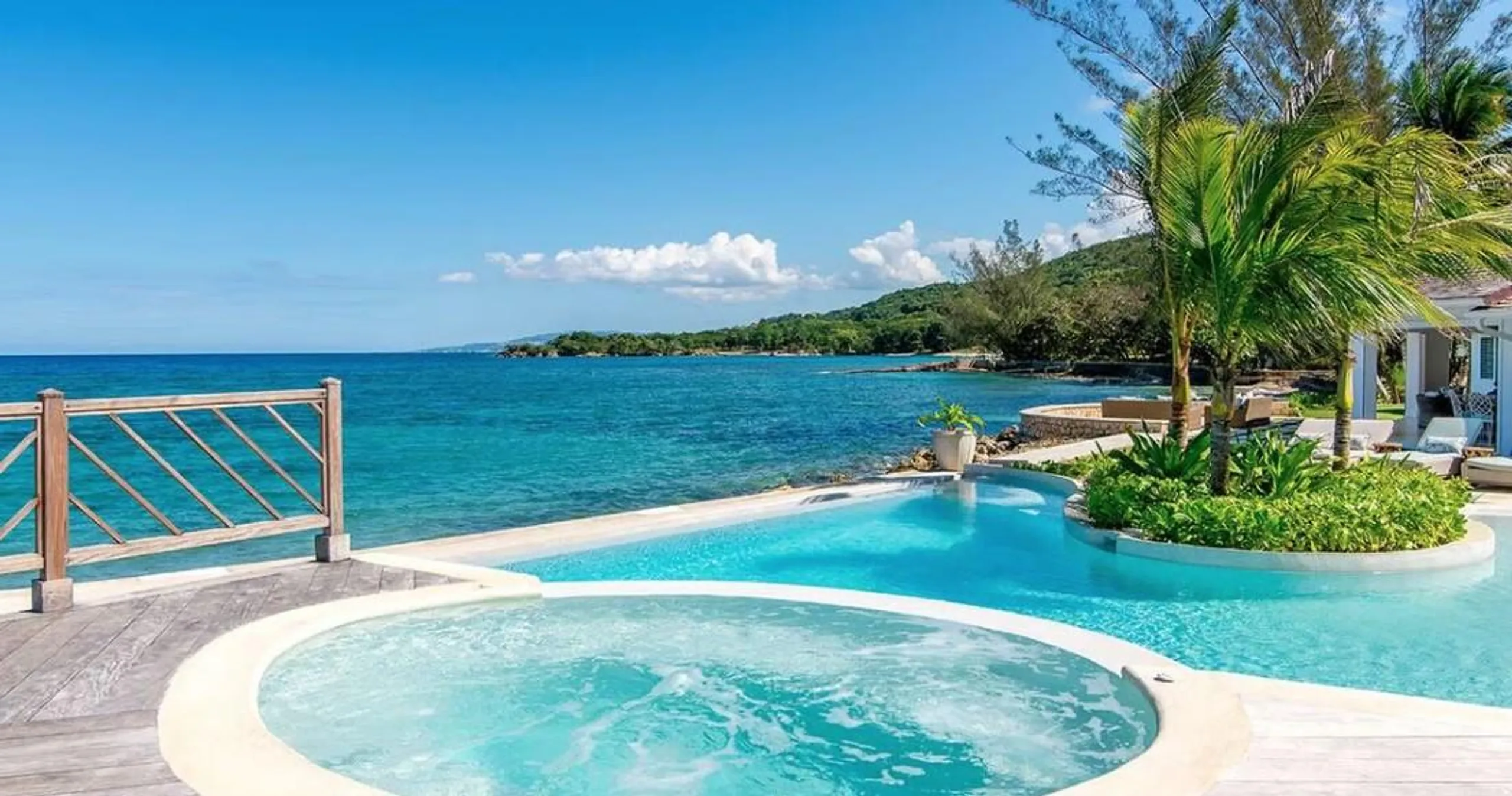 Chic Seafront Retreat in Sandy Bay with Private Pool and Panoramic Ocean Views — photograph 7