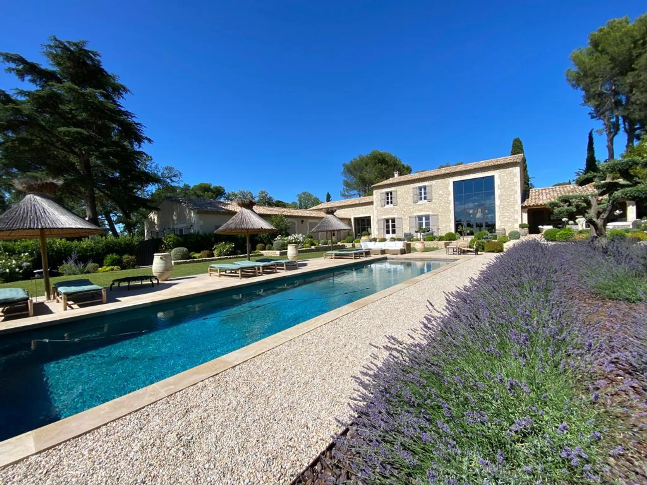 Escapade Elegance with Pool — photograph 9