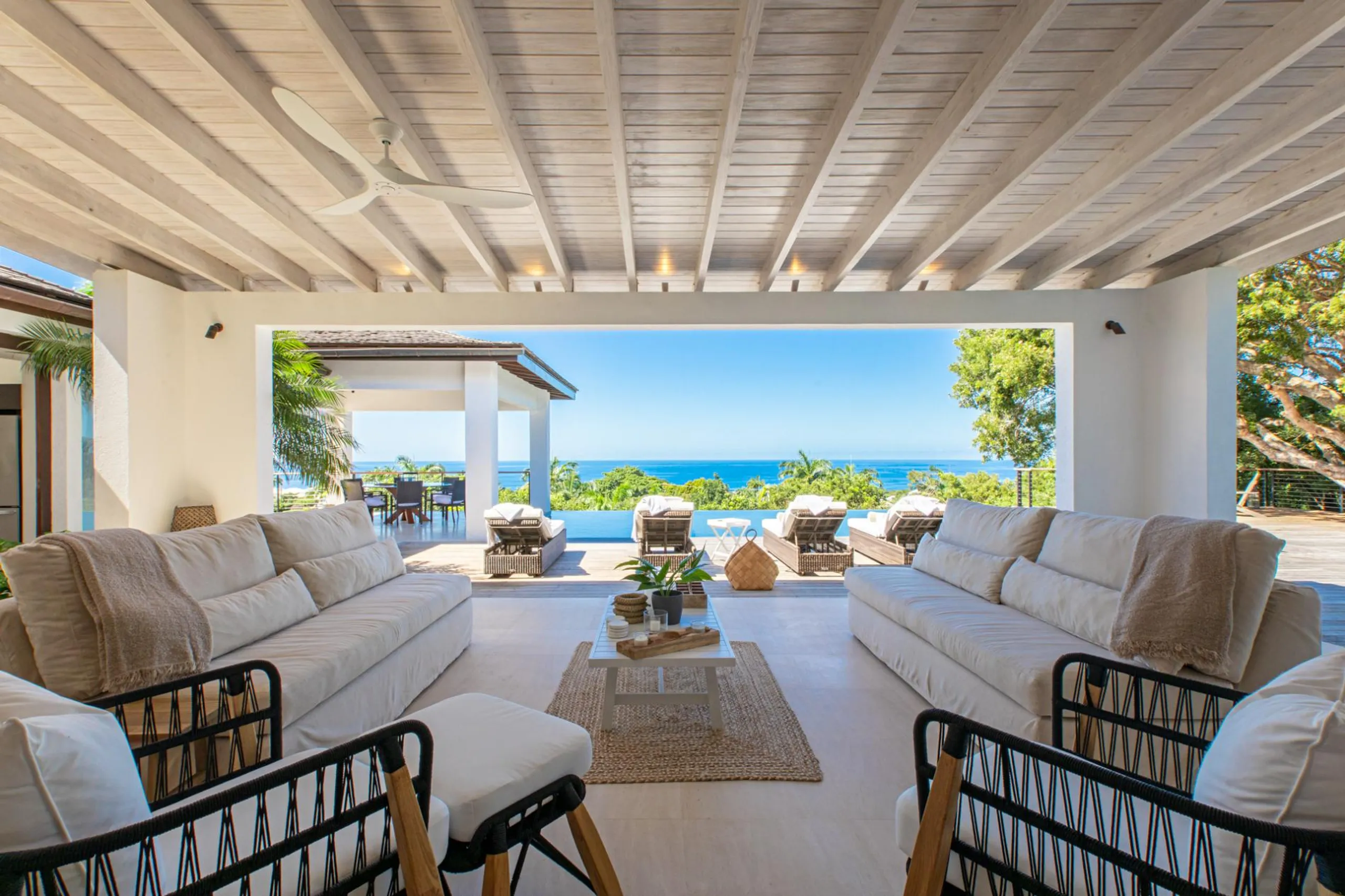 Grandiose Contemporary Villa with Private Pool and 360-Degree Panoramic Views — photograph 5