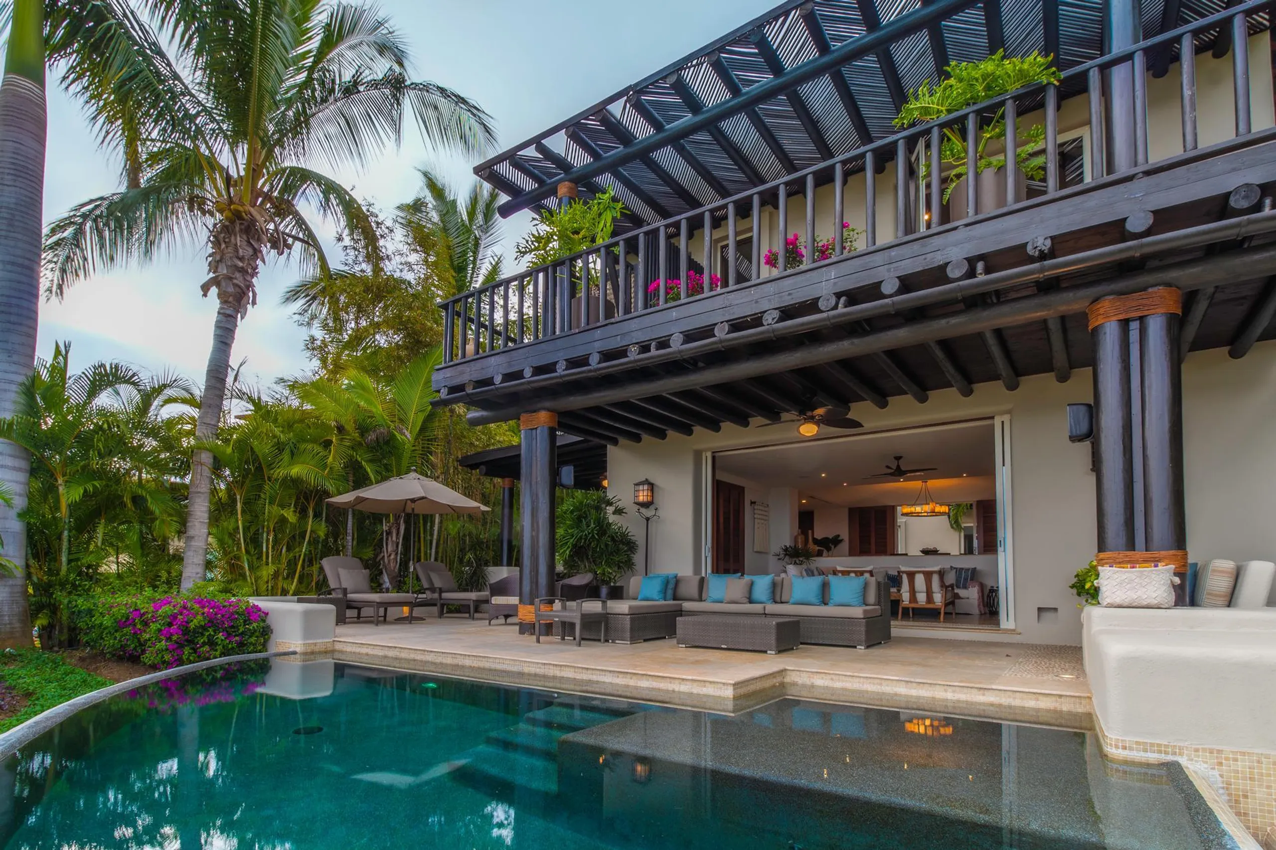 Blue Water Oasis with Infinity Pool and Spectacular Ocean Views — photograph 4