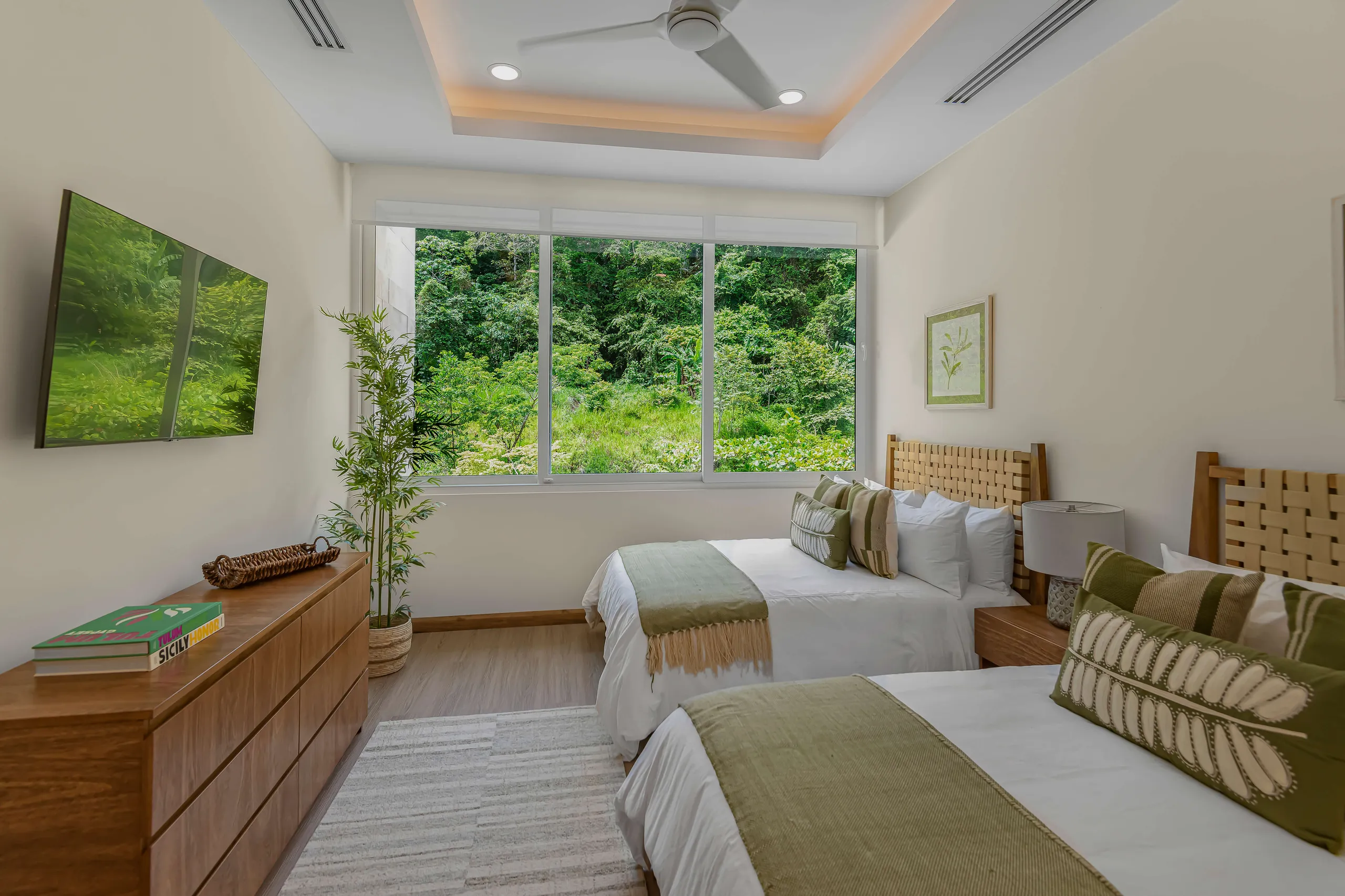 Elegant Costa Rican 4-Bedroom Villa with Private Pool, Tropical Views and Beach Club Access — photograph 9