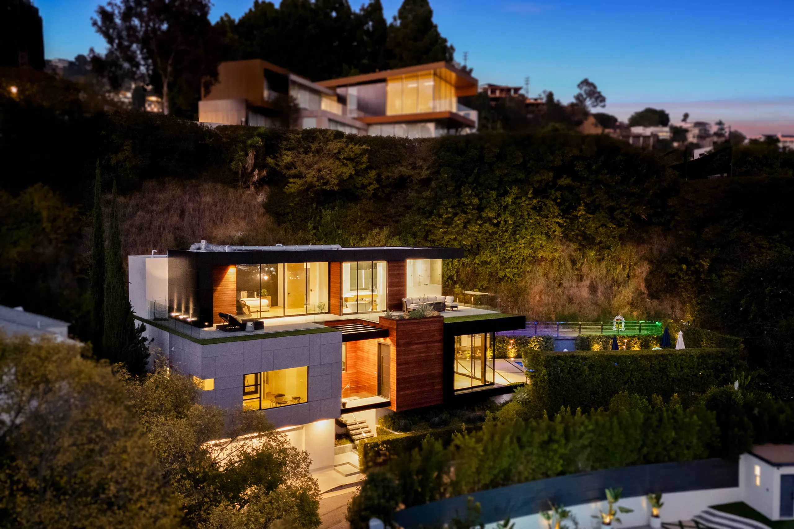 Refined Hollywood Hills Modern Villa with Artistic Details, Guest Suite & Sweeping Views — photograph 2