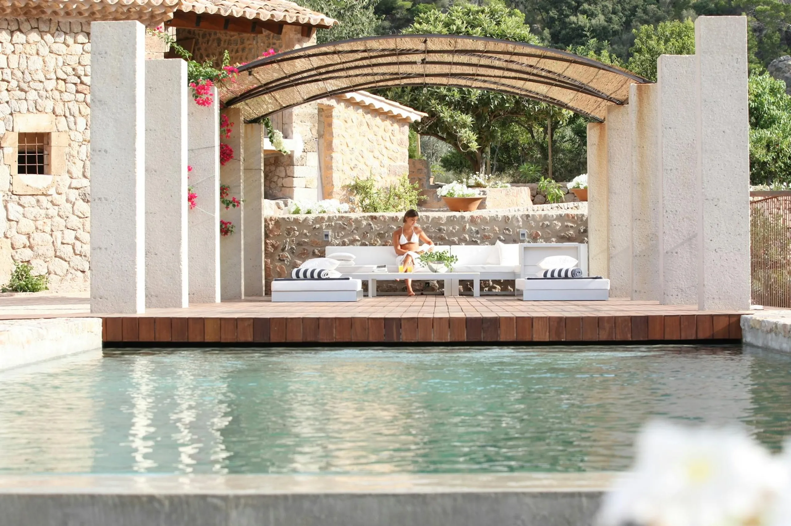 Superb Spanish Estate with Private Pool and Sun Deck — photograph 2