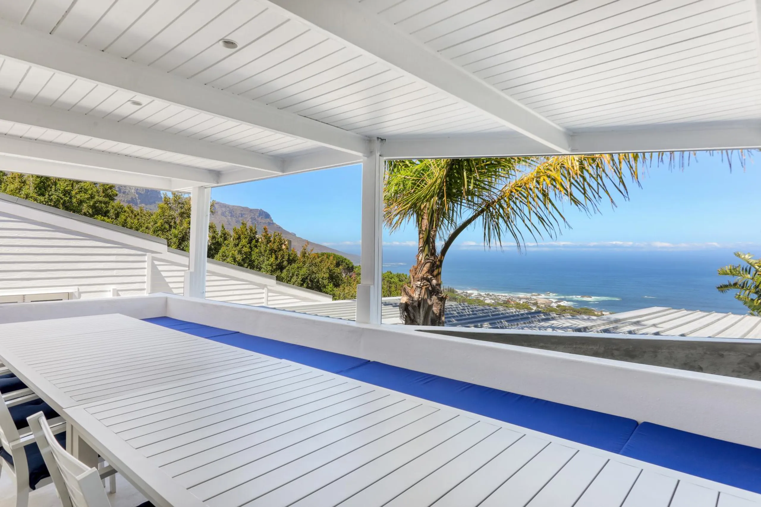 Deluxe Oceanview Villa in Camps Bay with Private Pool and Sun Deck — photograph 5