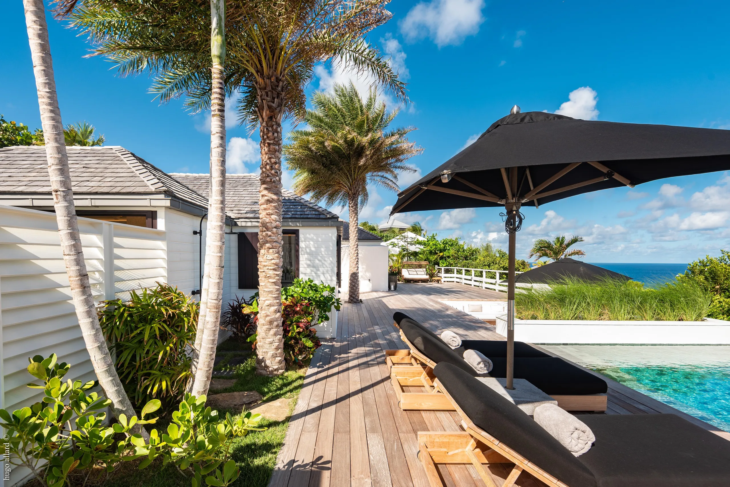 Glamorous Paradise Estate with Infinity Pool and Backyard Lounge — photograph 2