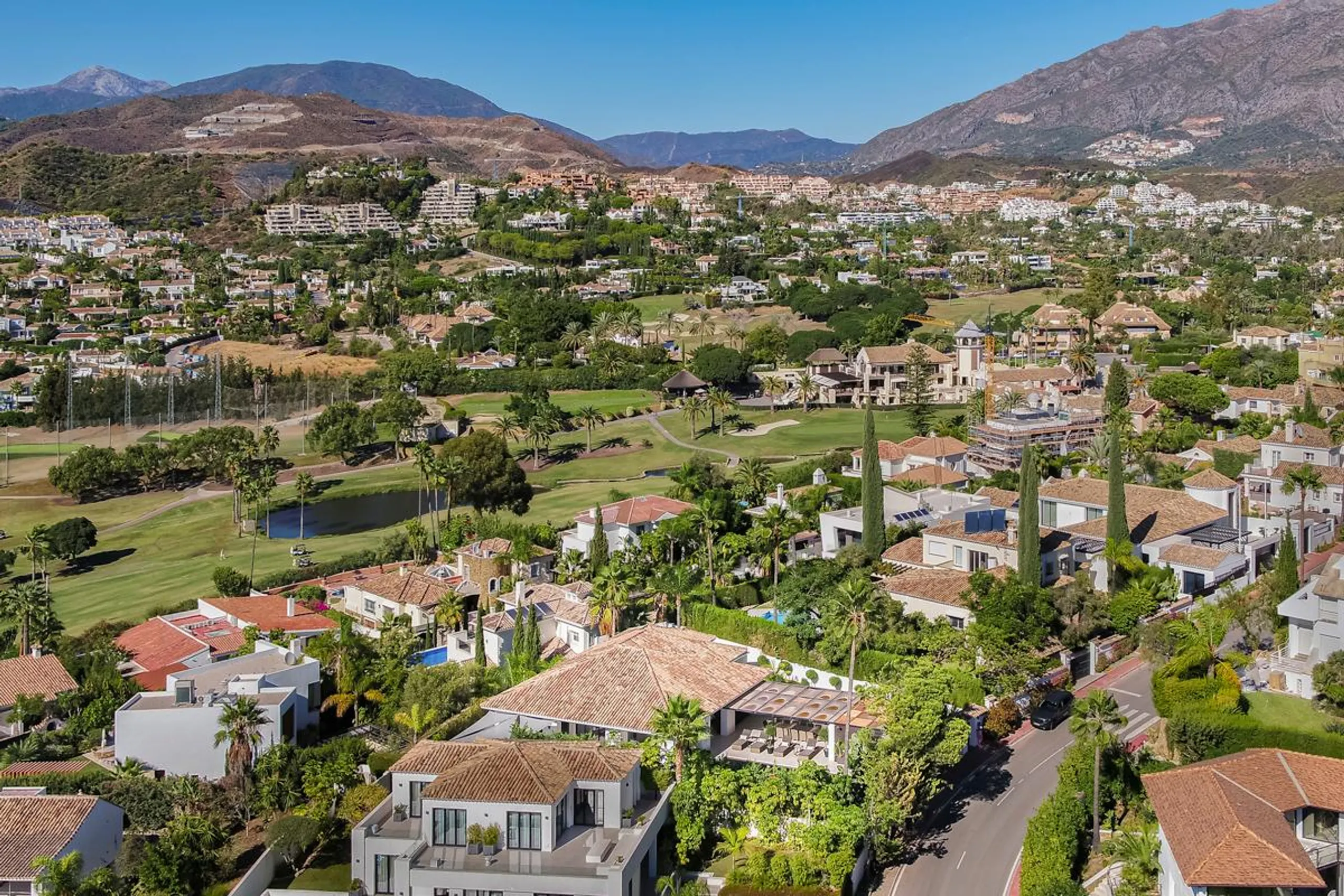 Stunning Scandinavian-Inspired Villa with Spacious Living Areas, Pool, and Valley Views in Puerto Banus — photograph 5