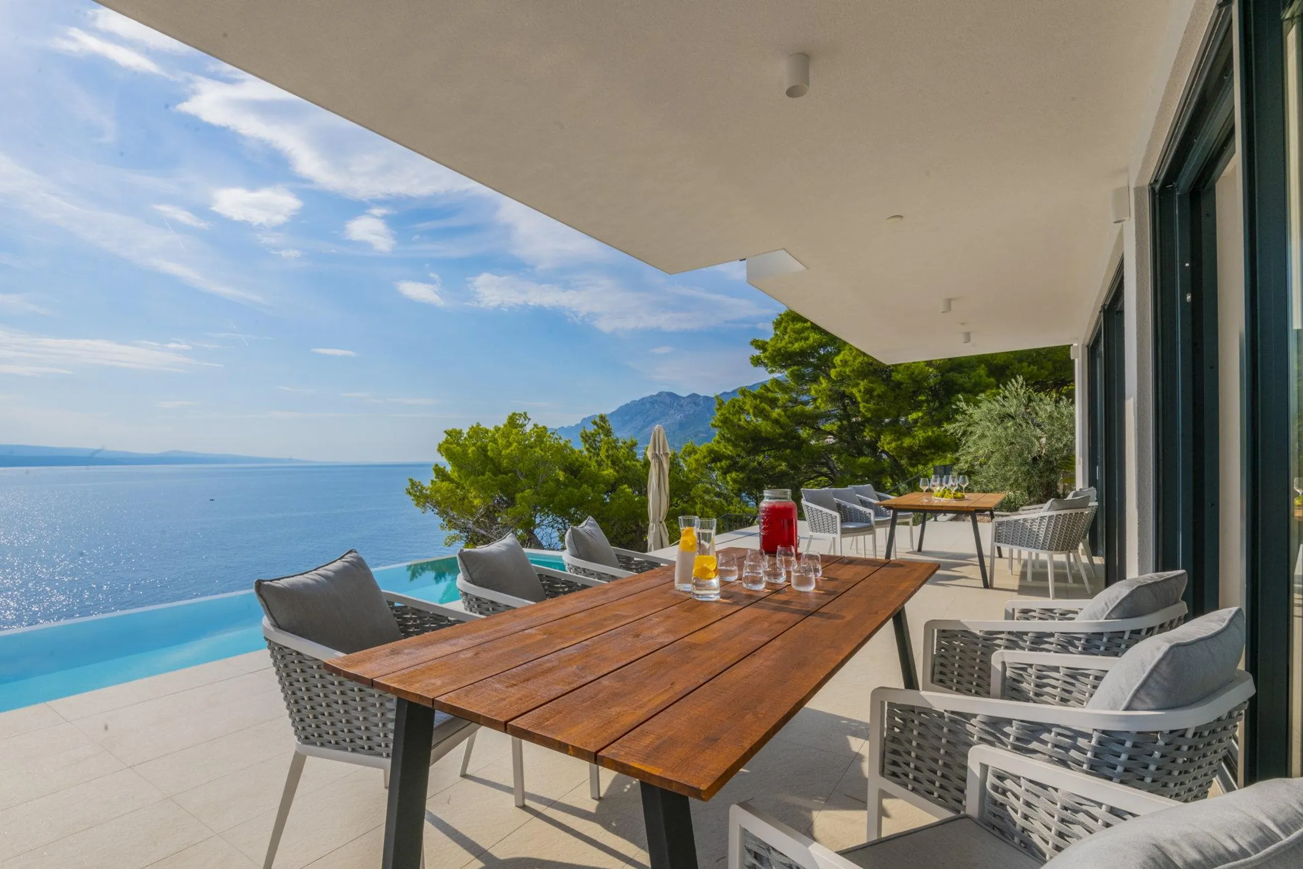 Luxurious Beachfront Villa with Infinity Pool and Elevator — photograph 7