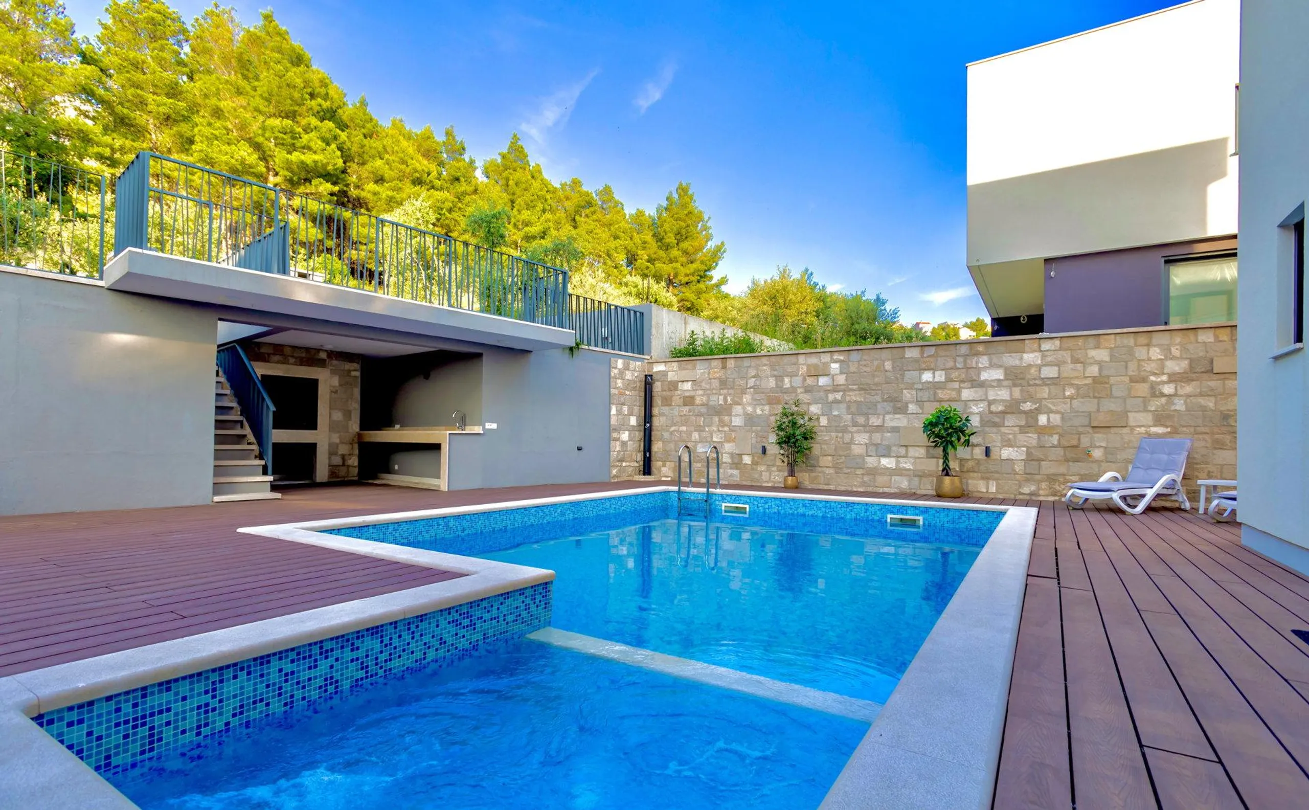 Magnificent Villa Haven with Pool, Jacuzzi in the Heart of Split — photograph 3