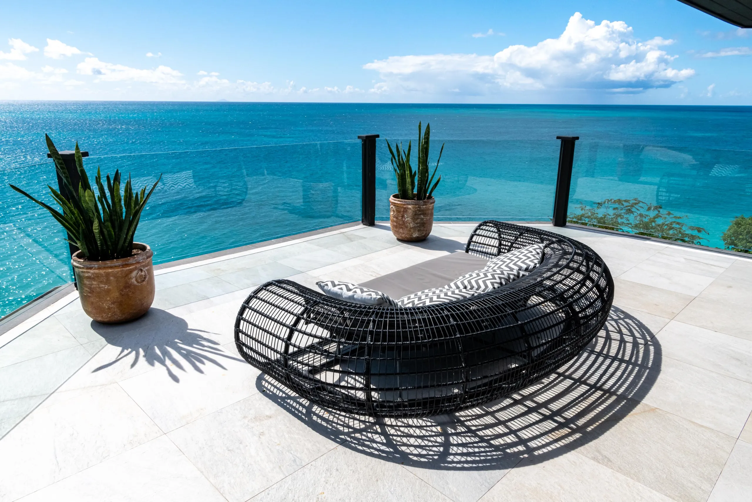 Oceanfront Four Bedroom Villa with Infinity Pool, and 180-degree Panoramic Sea Views — photograph 10