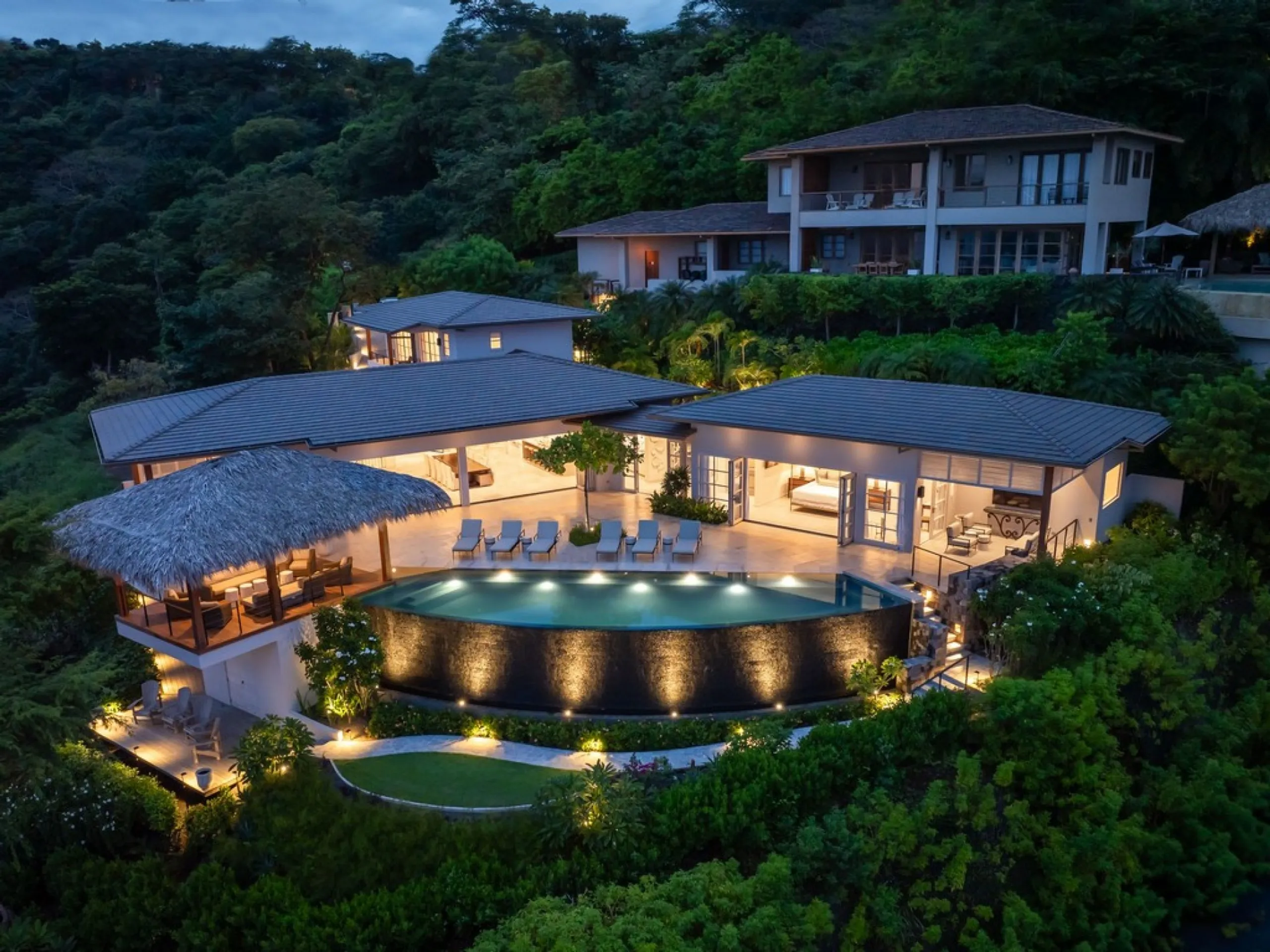 Luxury 6-Bedroom Oceanview Villa in Tamarindo — photograph 2