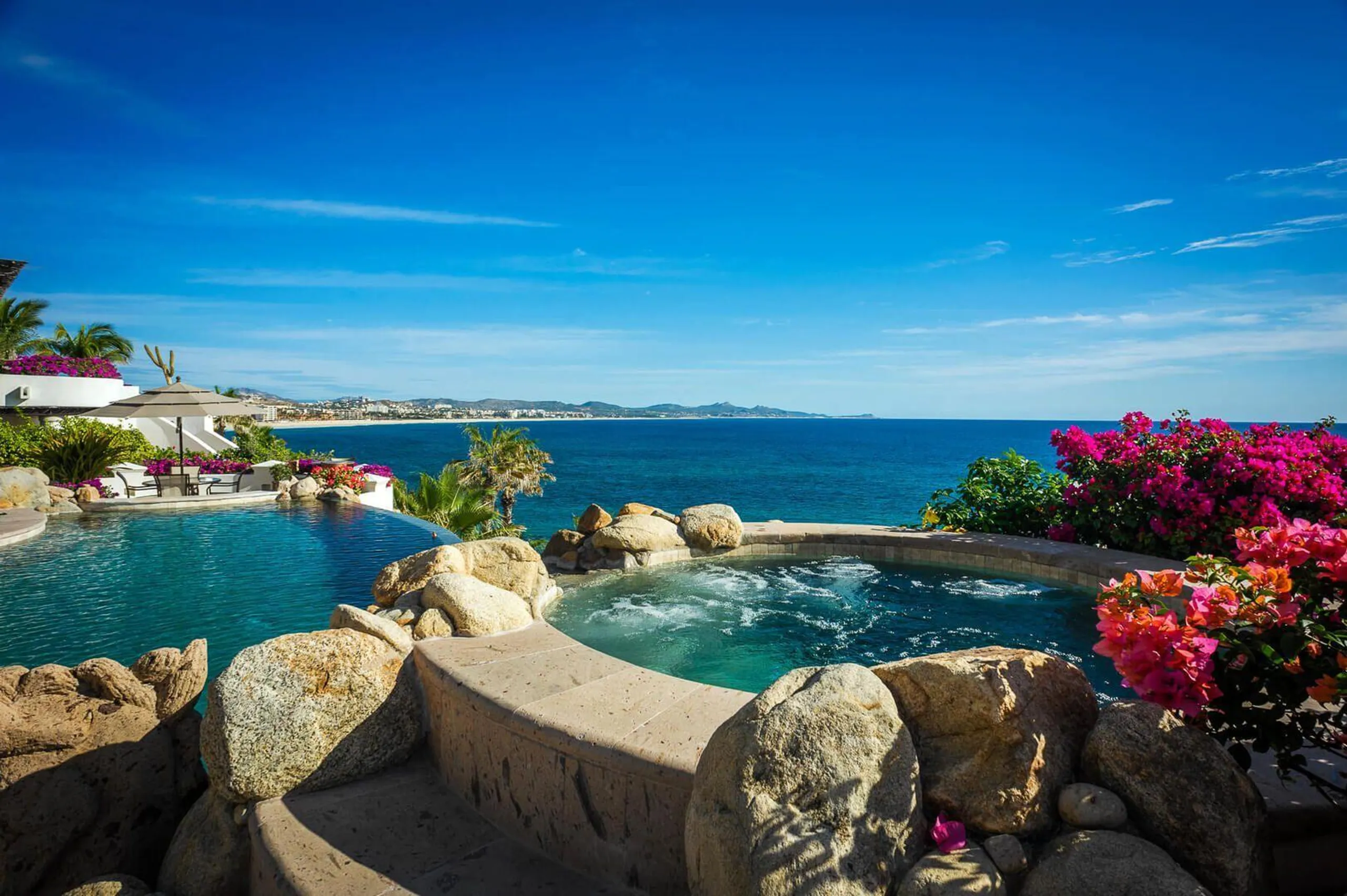 Spanish Colonial Architectural Palmilla Estate with Infinity Pool and Sweeping Ocean Views — photograph 4