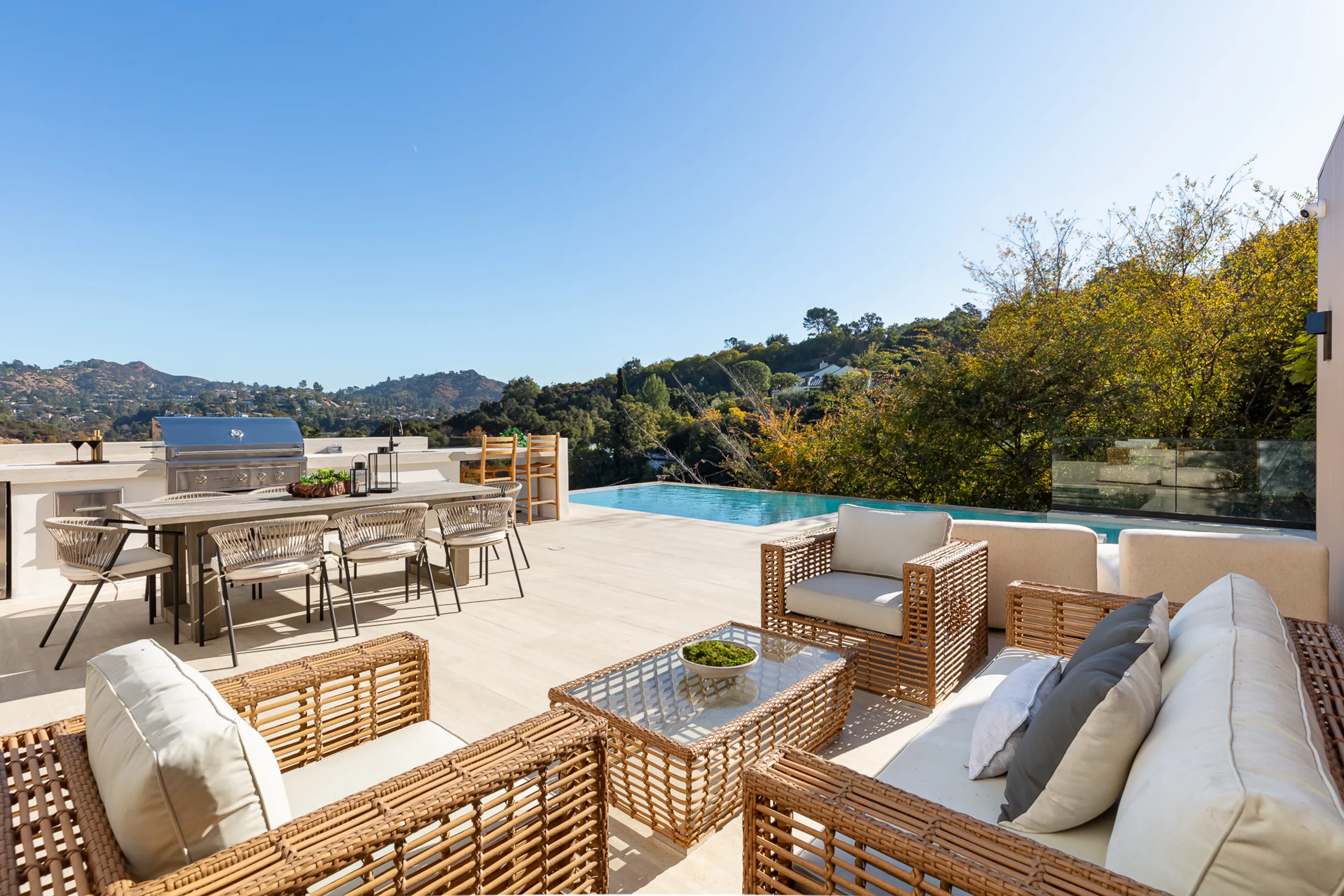 Sophisticated Grand Villa with Infinity Pool, and Sweeping Valley Views — photograph 3