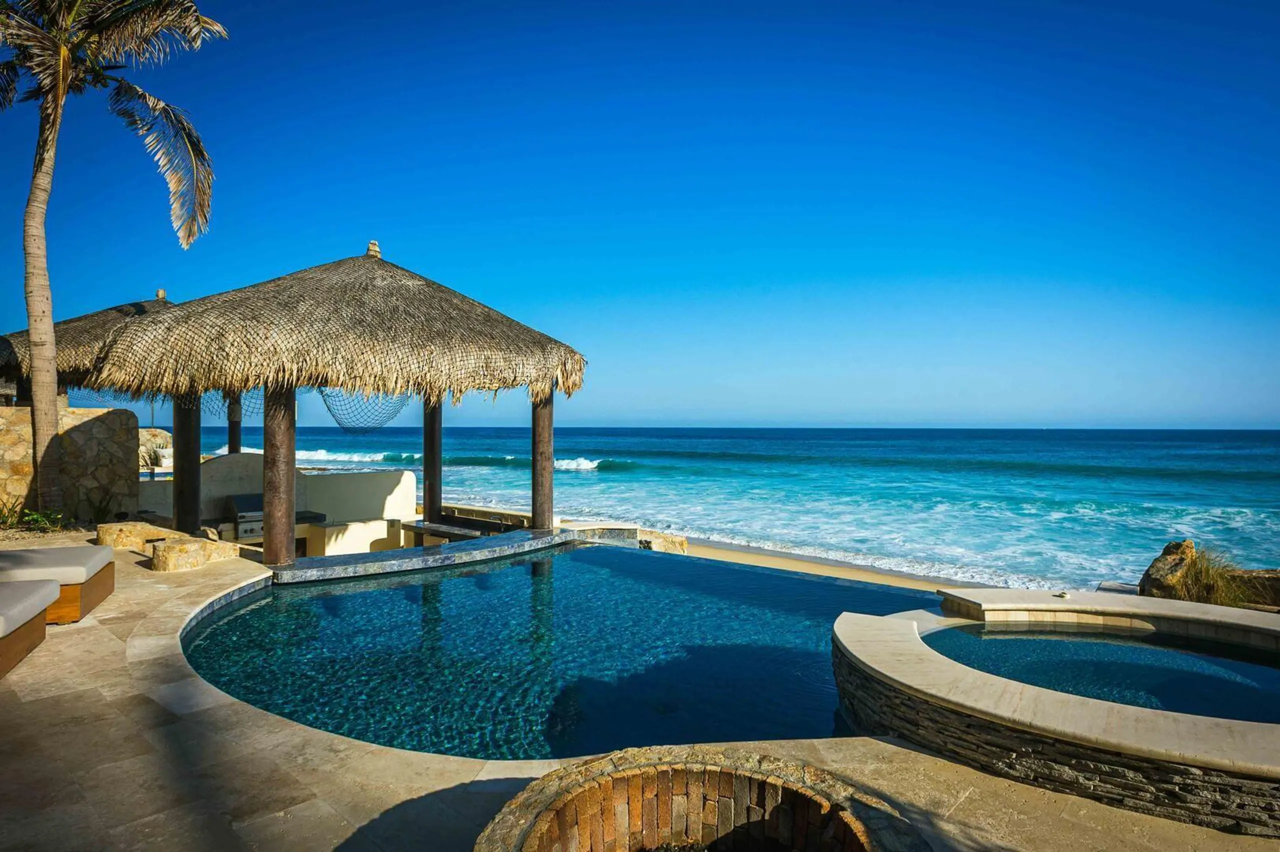 El Encanto Luxury Beachfront Villa  with infinity pool and Ocean Views — photograph 4
