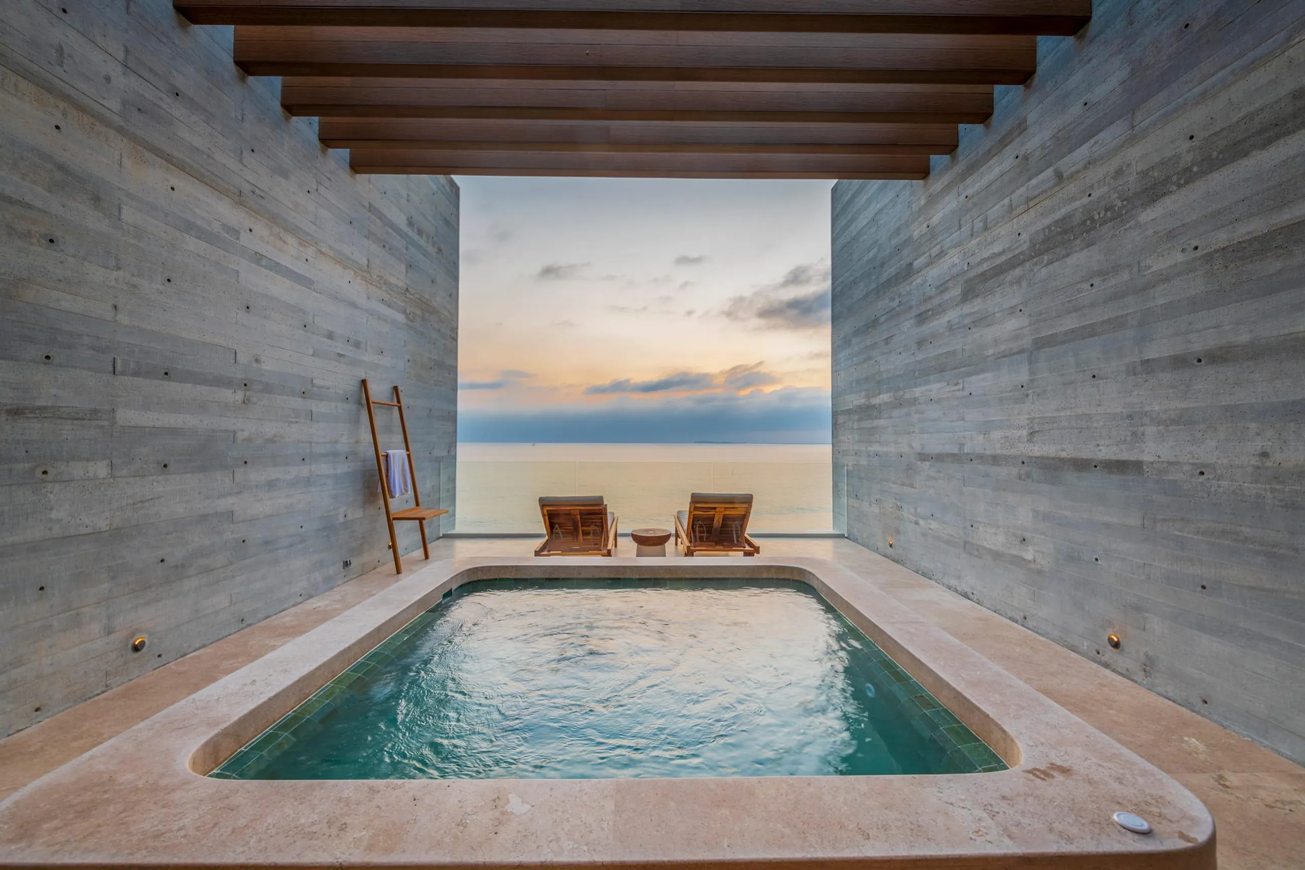 Bolongo Hillside Estate with Infinity Pool and Endless Ocean Views — photograph 2