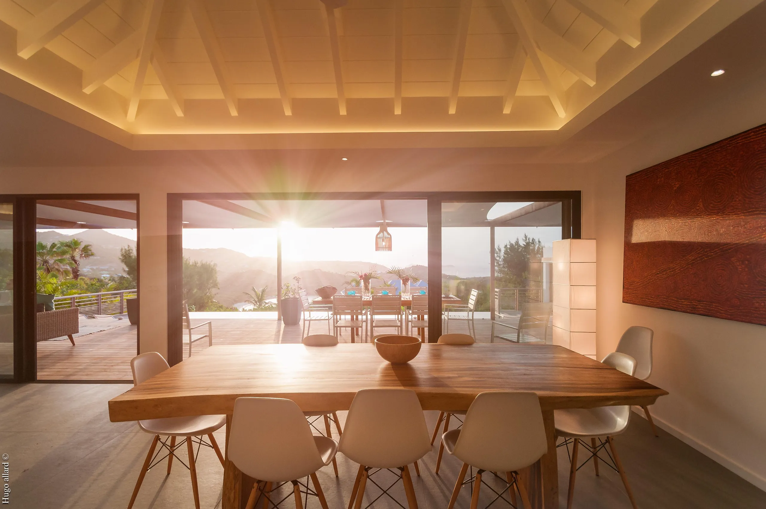 Exquisite Seaside Villa with Infinity Pool and Oceanview Patio Dining — photograph 12