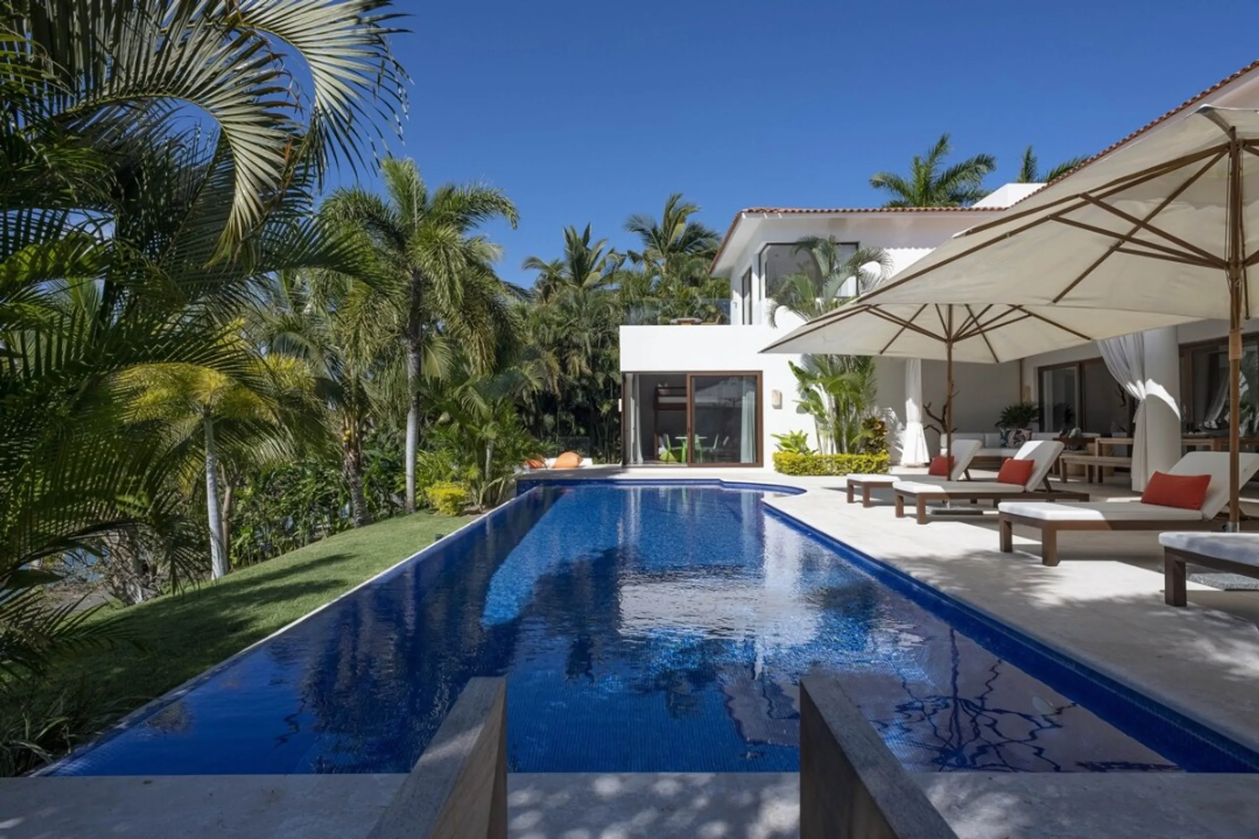 Architectural Lagos del Mar Villa with Private Pool & Lush Gardens — photograph 4