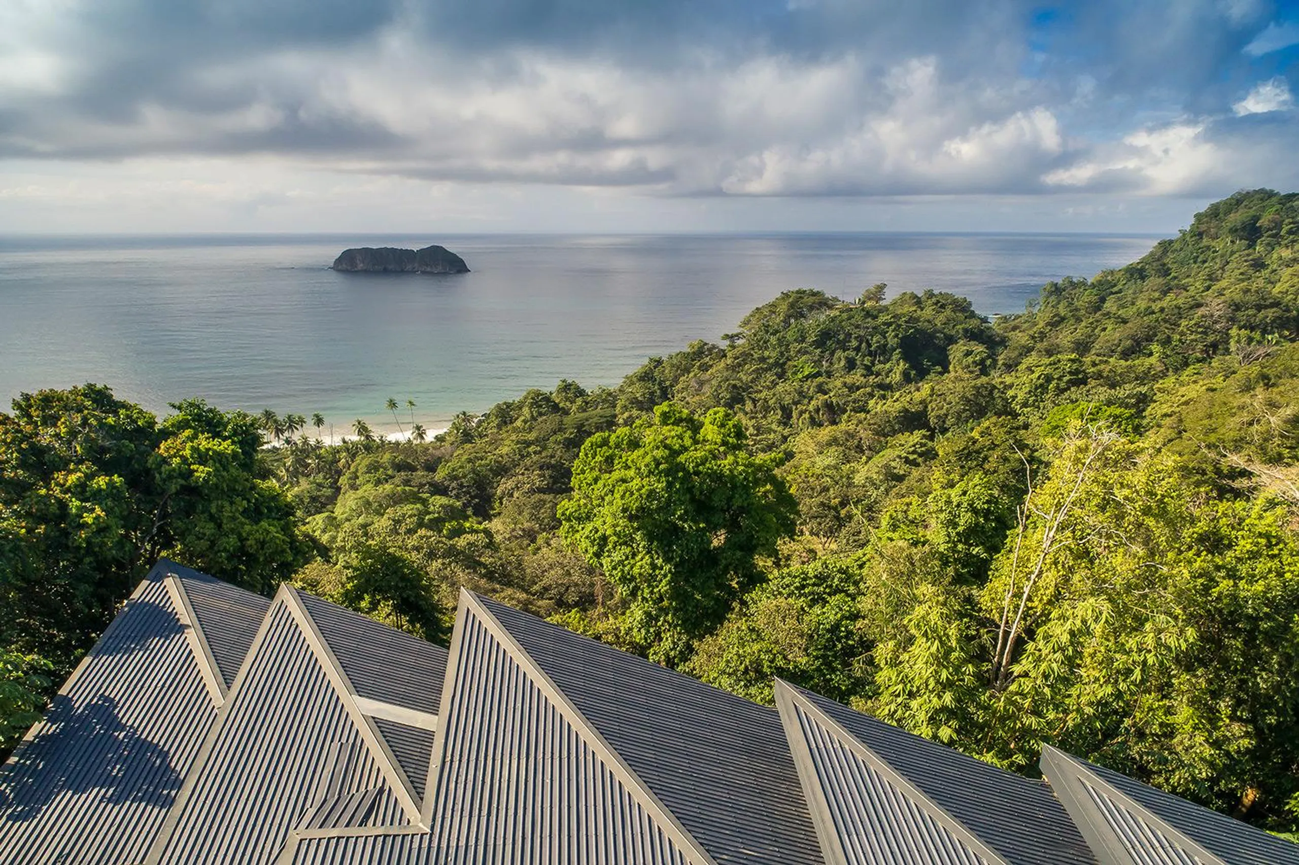 Majestic 8 Bedroom Villa with Private Infinity Pool and View of Pacific's Crashing Waves — photograph 5