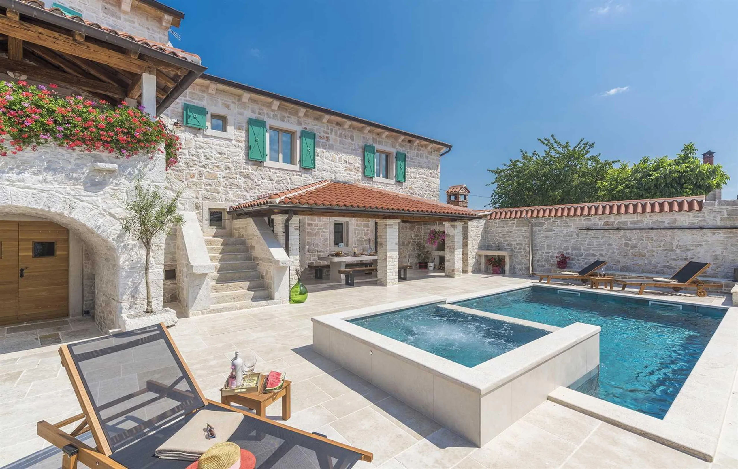Tranquil Haven Villa with Pool and Jacuzzi near Porec, Istria — photograph 3