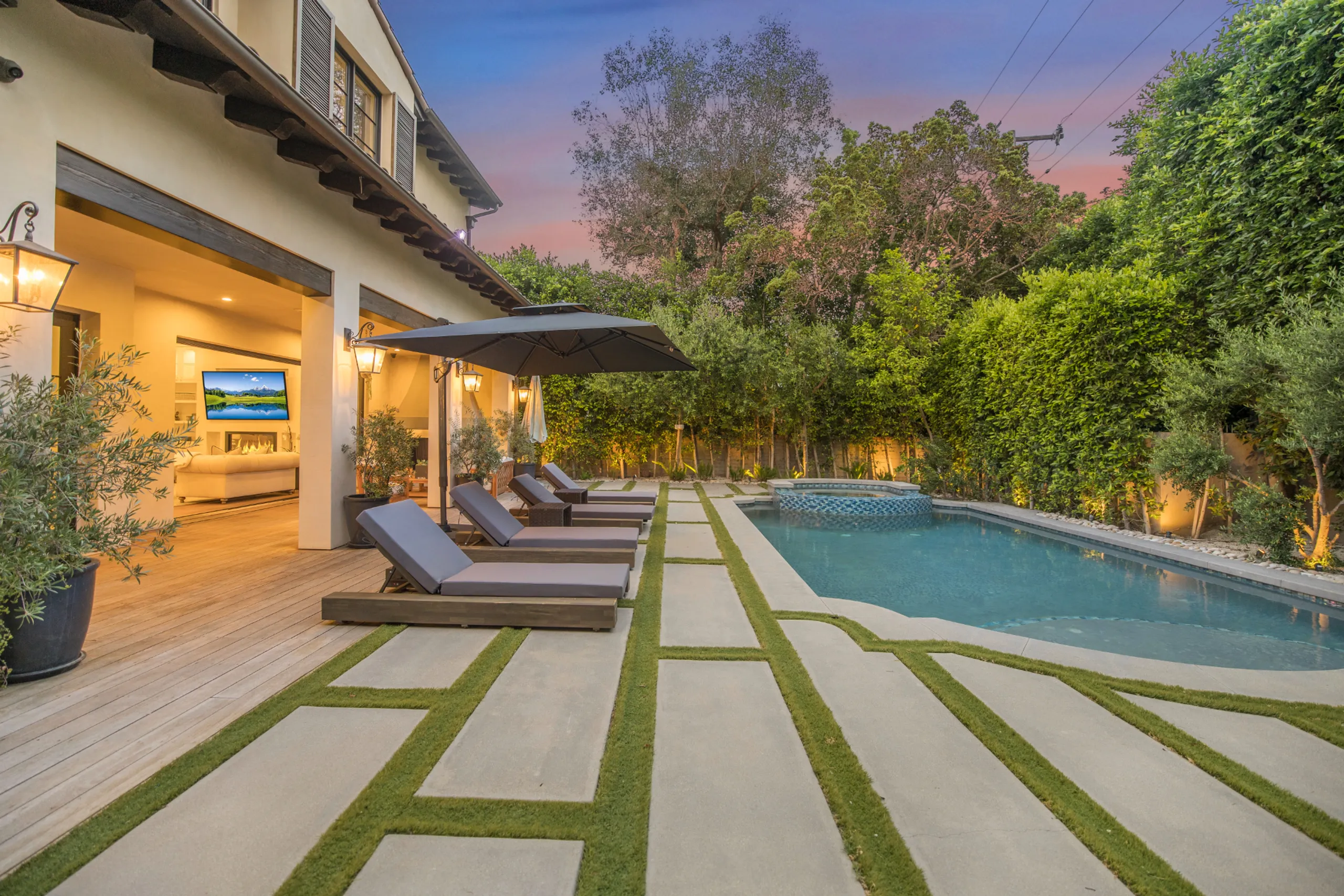 Beautiful Beverly Hills Mansion with Private Pool — photograph 2