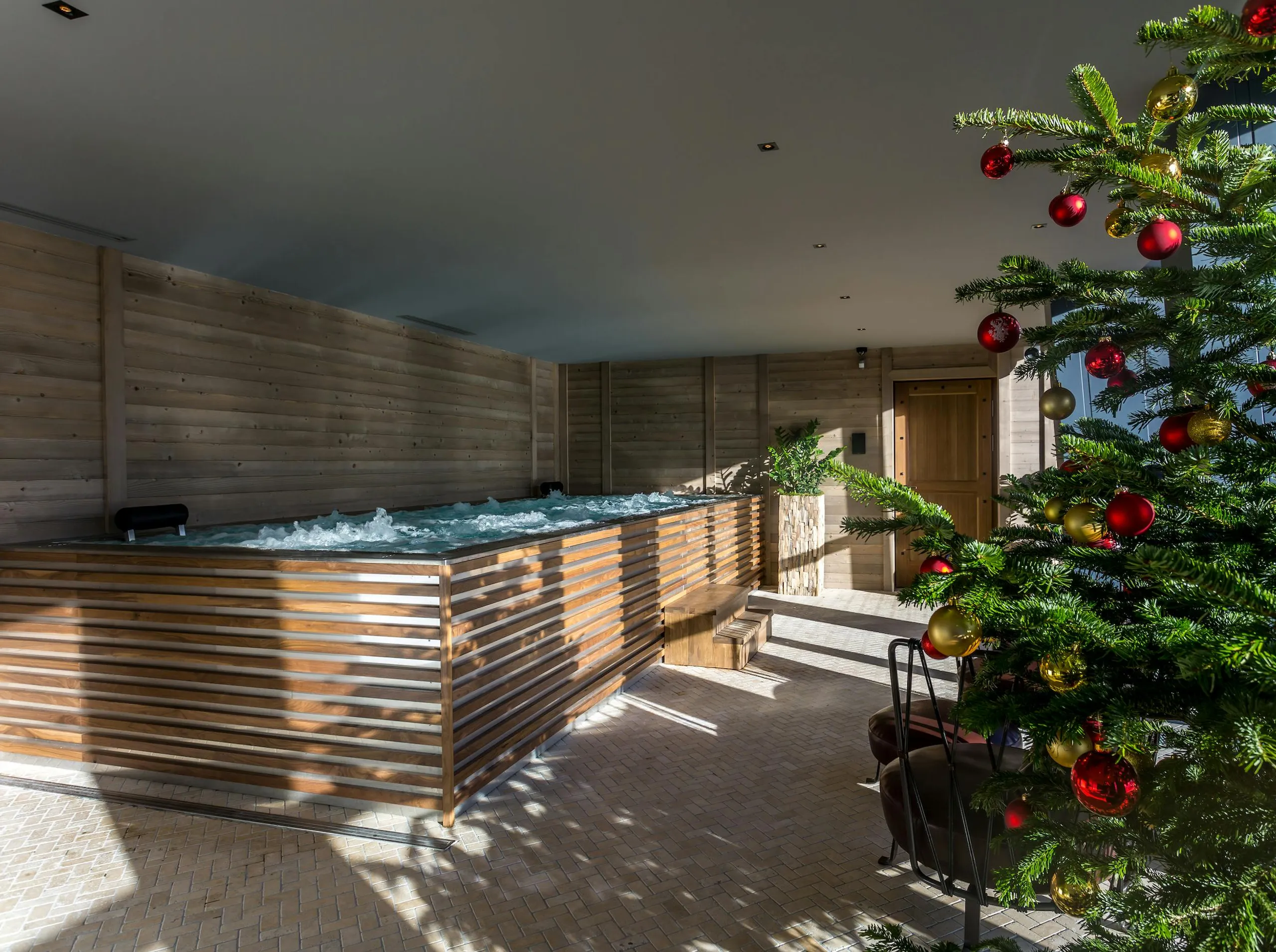 Grand Val Thorens Luxury Chalet with Private Pool, Jacuzzi, and Entertainment Room — photograph 3