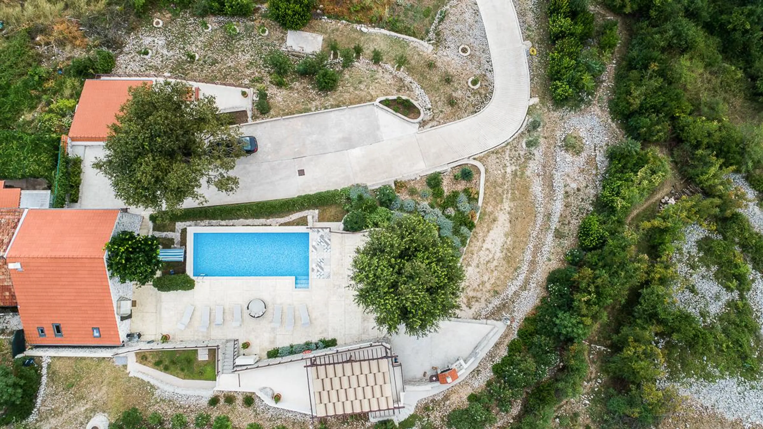 Calming Rustic Villa with Private Pool and Views of the Glittering Bay — photograph 5