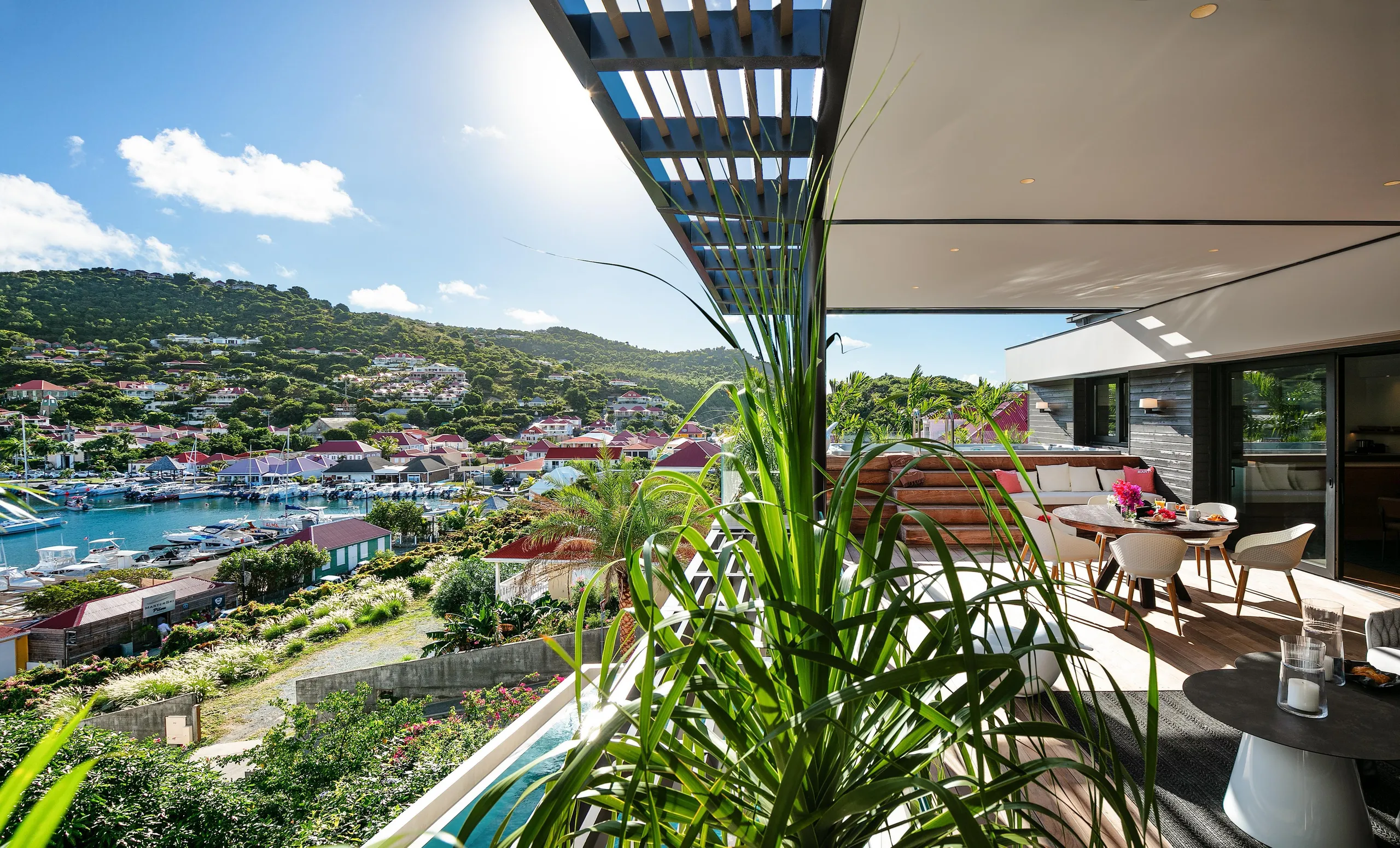 Luxurious Villa in Caribbean Cove with Jacuzzi and Patio Dining — photograph 2