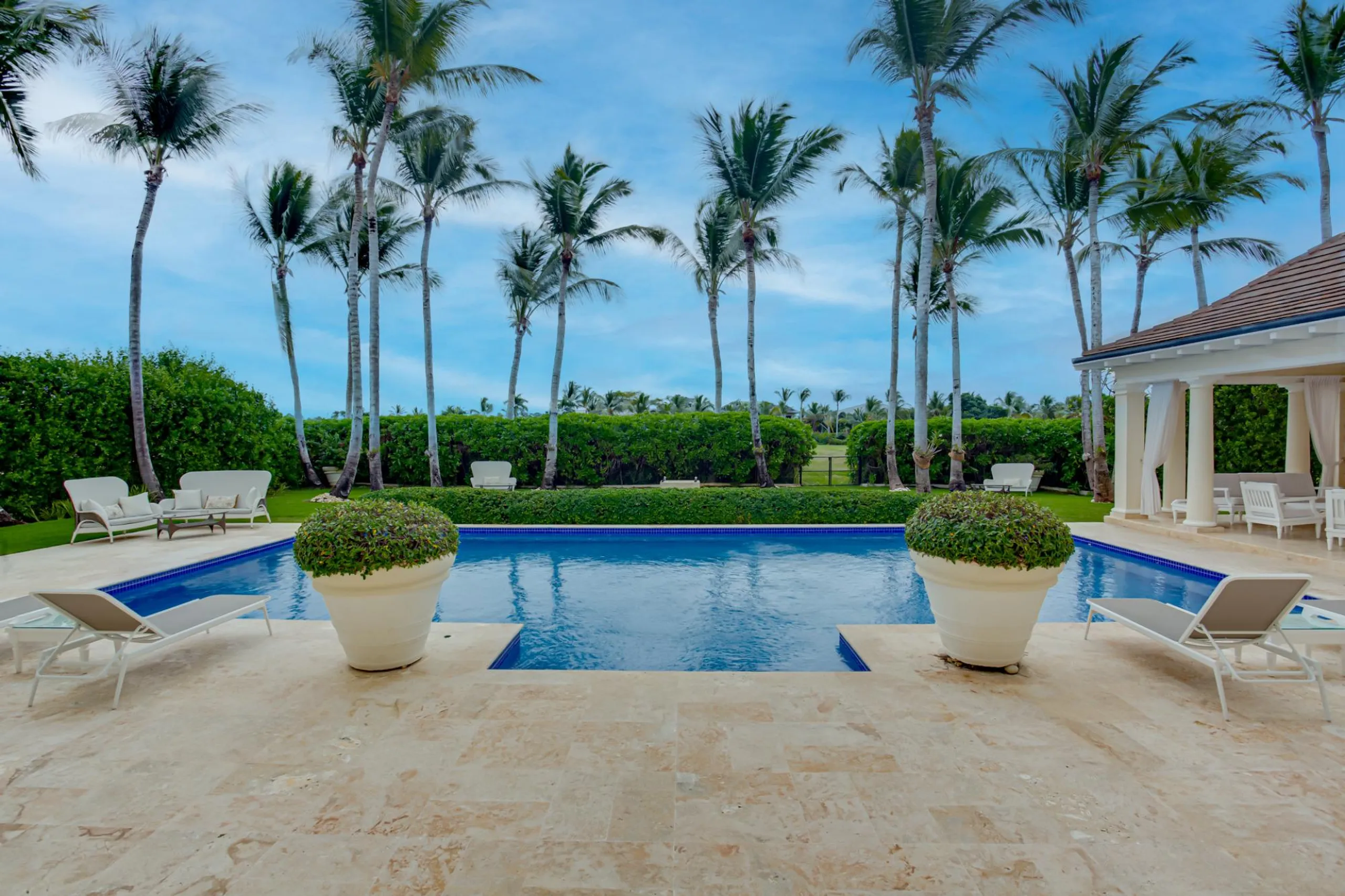 Majestic 7 Bedroom Villa with Private Pool and Lush Surroundings — photograph 11