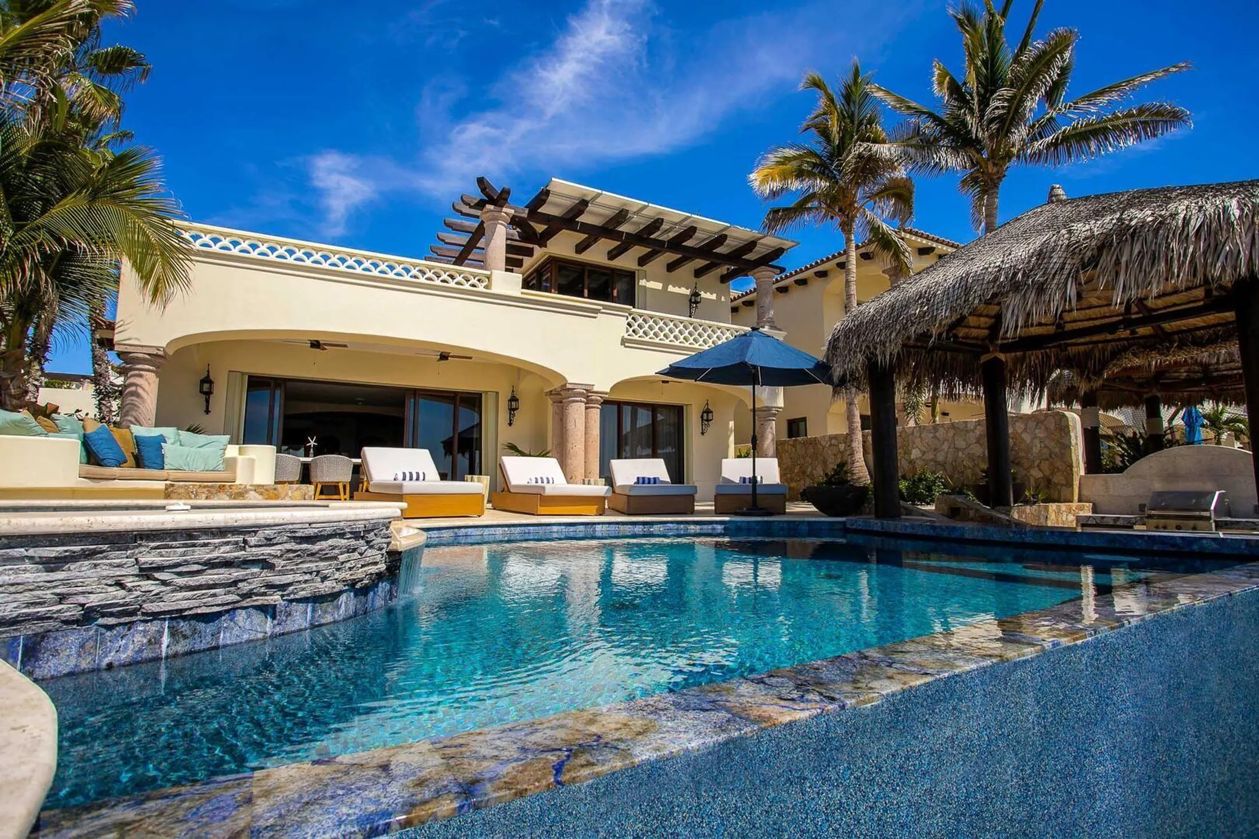 El Encanto Luxury Beachfront Villa  with infinity pool and Ocean Views — photograph 2