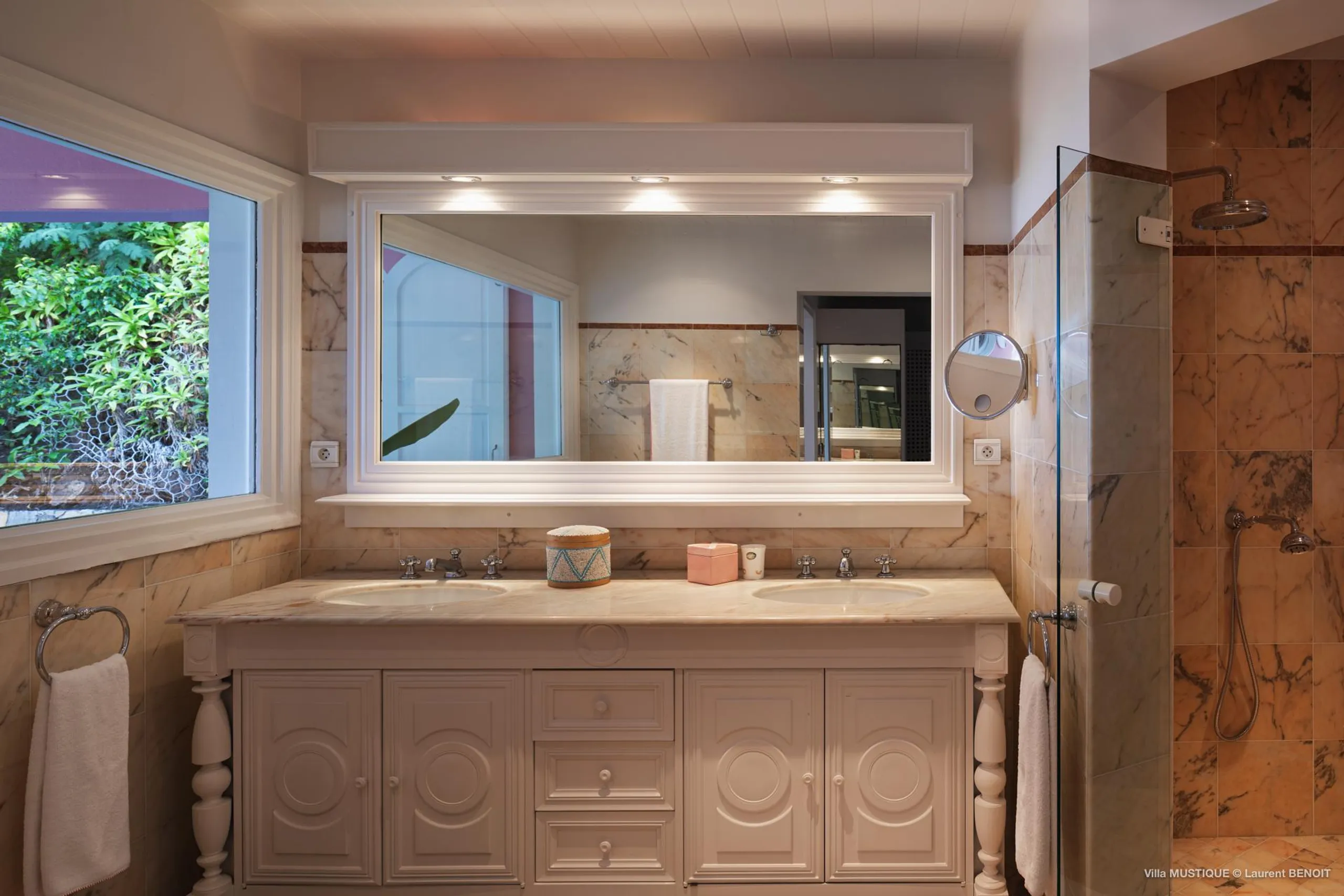 Glamorous Seaside Estate with Private Pool and Large Backyard — photograph 10
