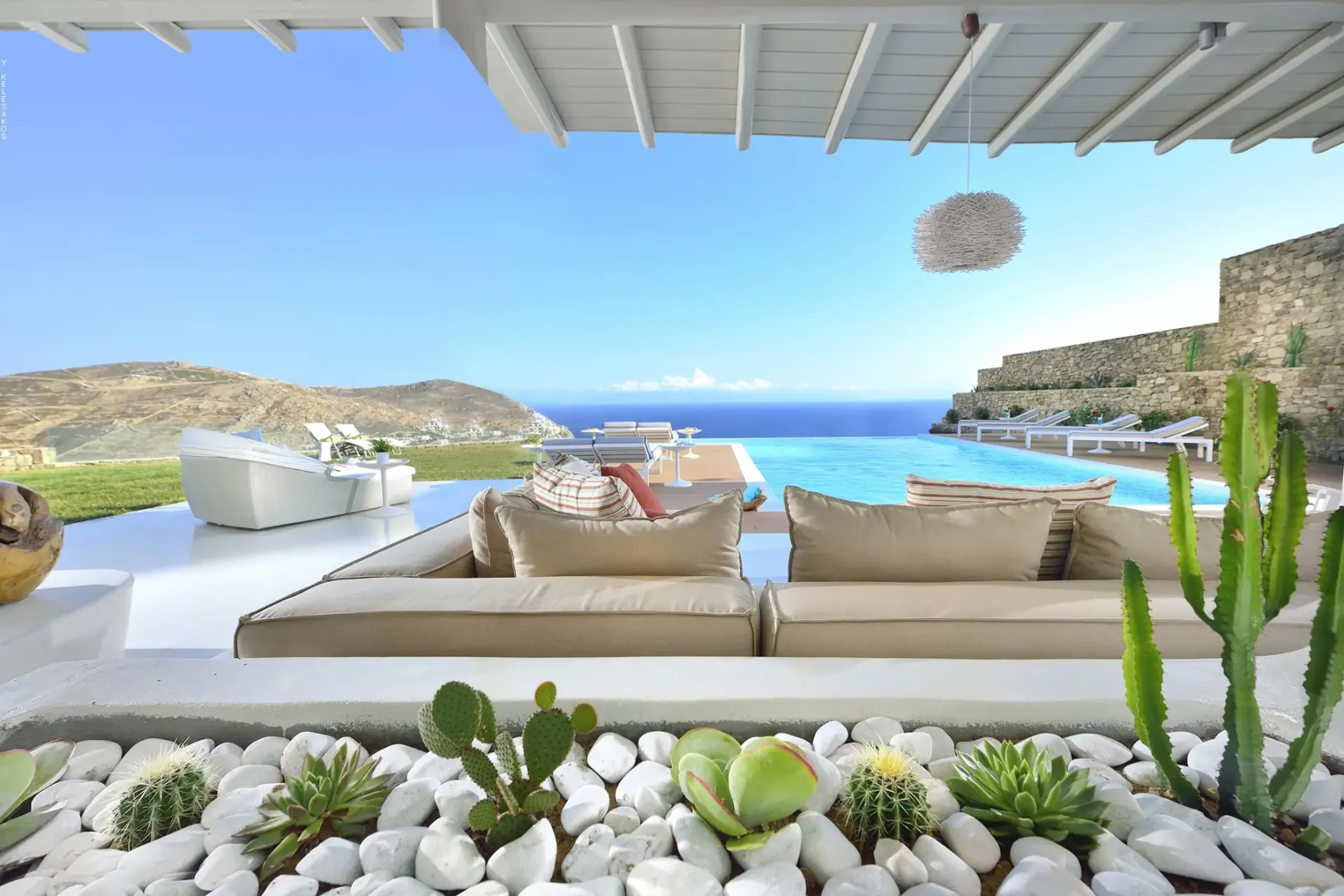 Seaside Luxury Estate with Private Pool and Jacuzzi, Cyclades Islands