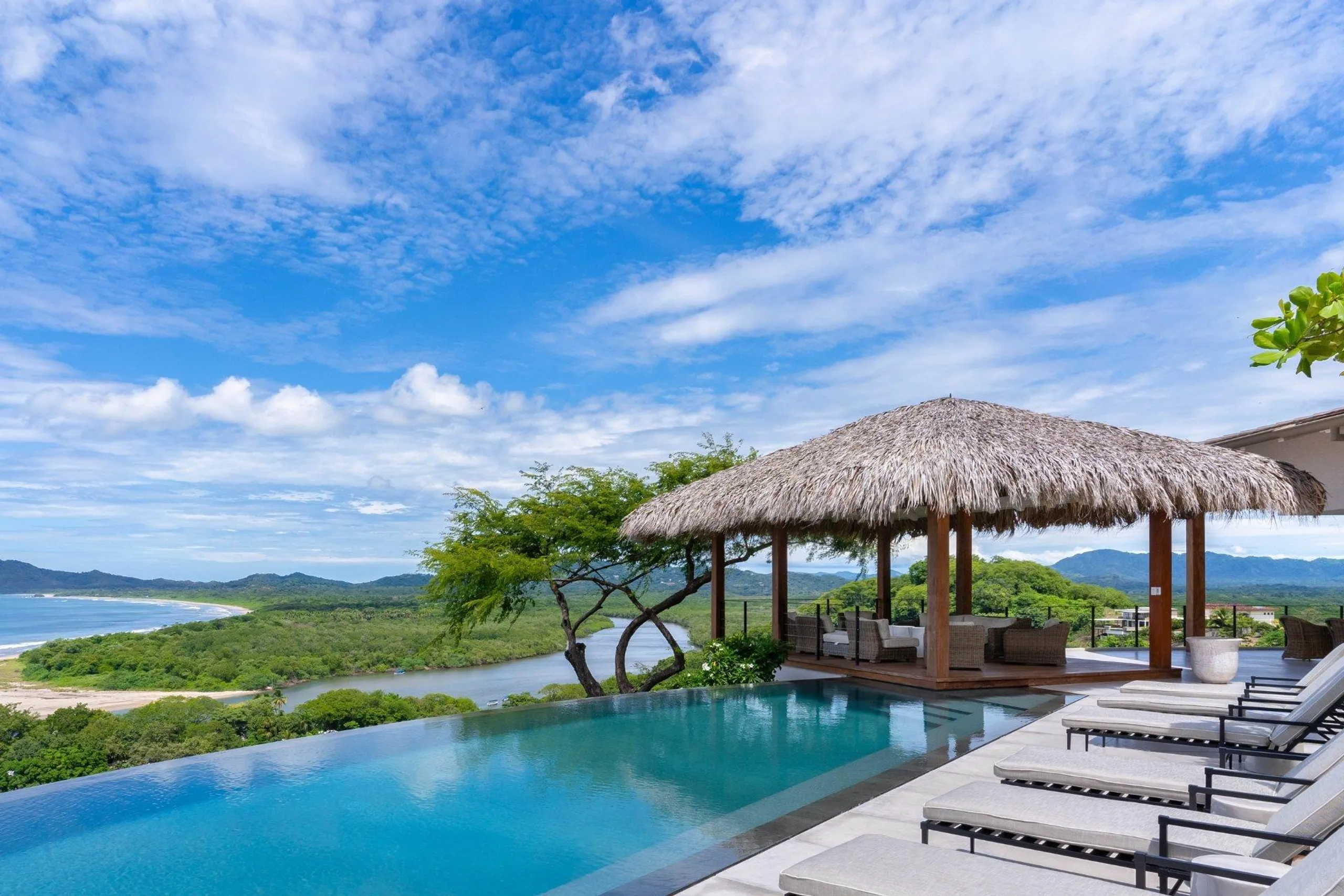 Exhilarating Brand New Villa with Private Pool, Ocean and Mountain Views — photograph 2