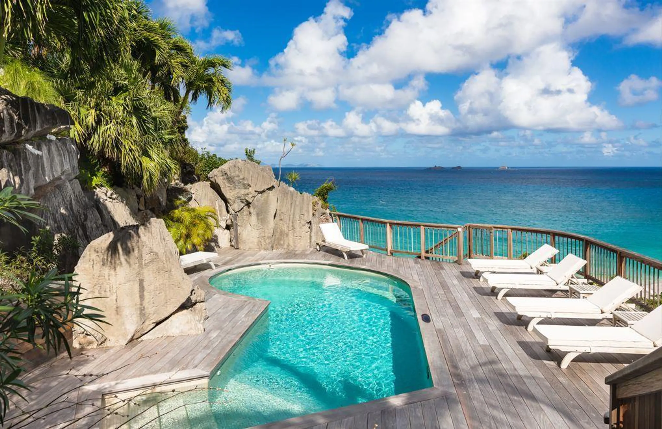 Traditional Colonial Villa with Heated Pool and Majestic Ocean Views — photograph 3