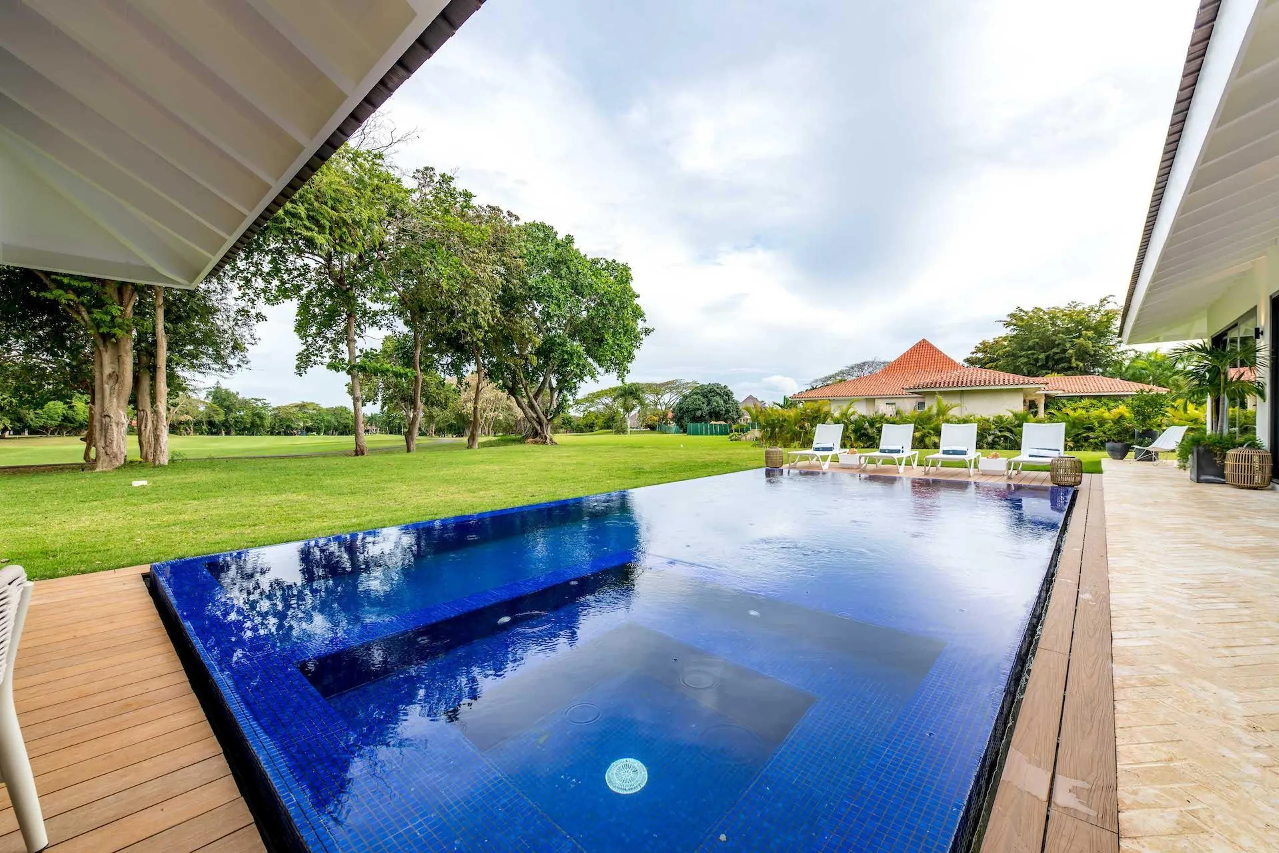 Charming Luxe Villa With Zero Edge Infinity Pool and Golf Course Access — photograph 2