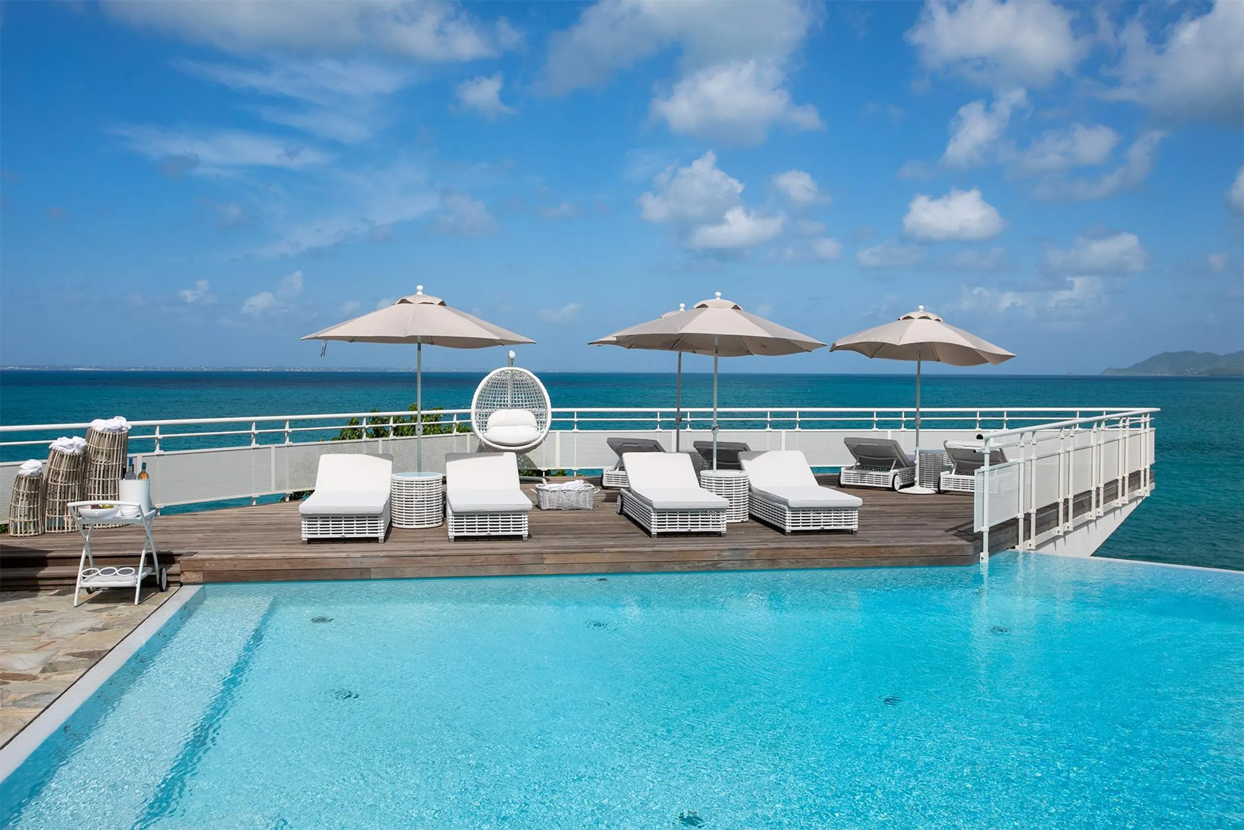 Elegant Luxury Cliffside Villa with Private Pool and Breathtaking Ocean Views — photograph 8